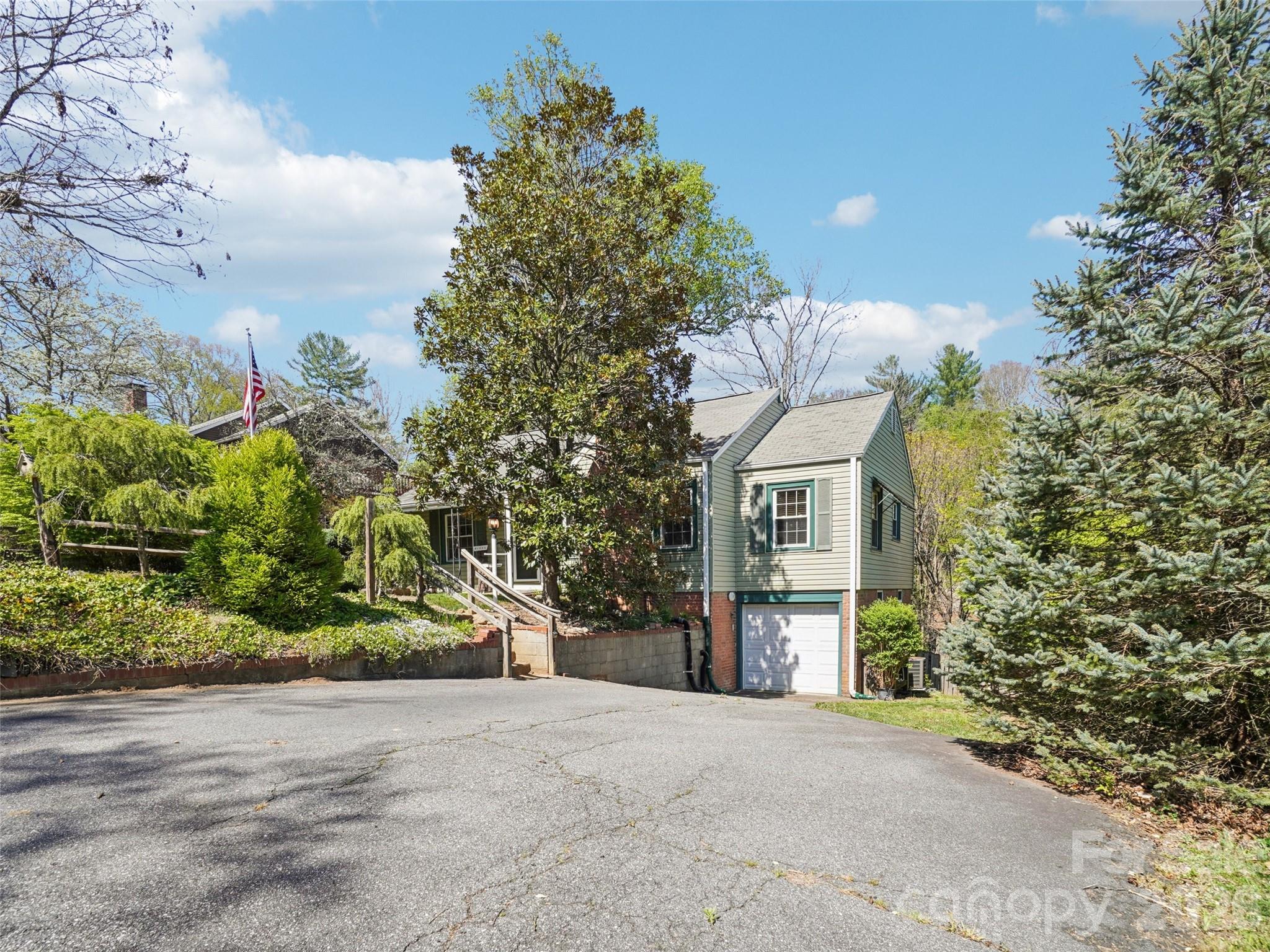 28 Kensington Drive Property Photo 2