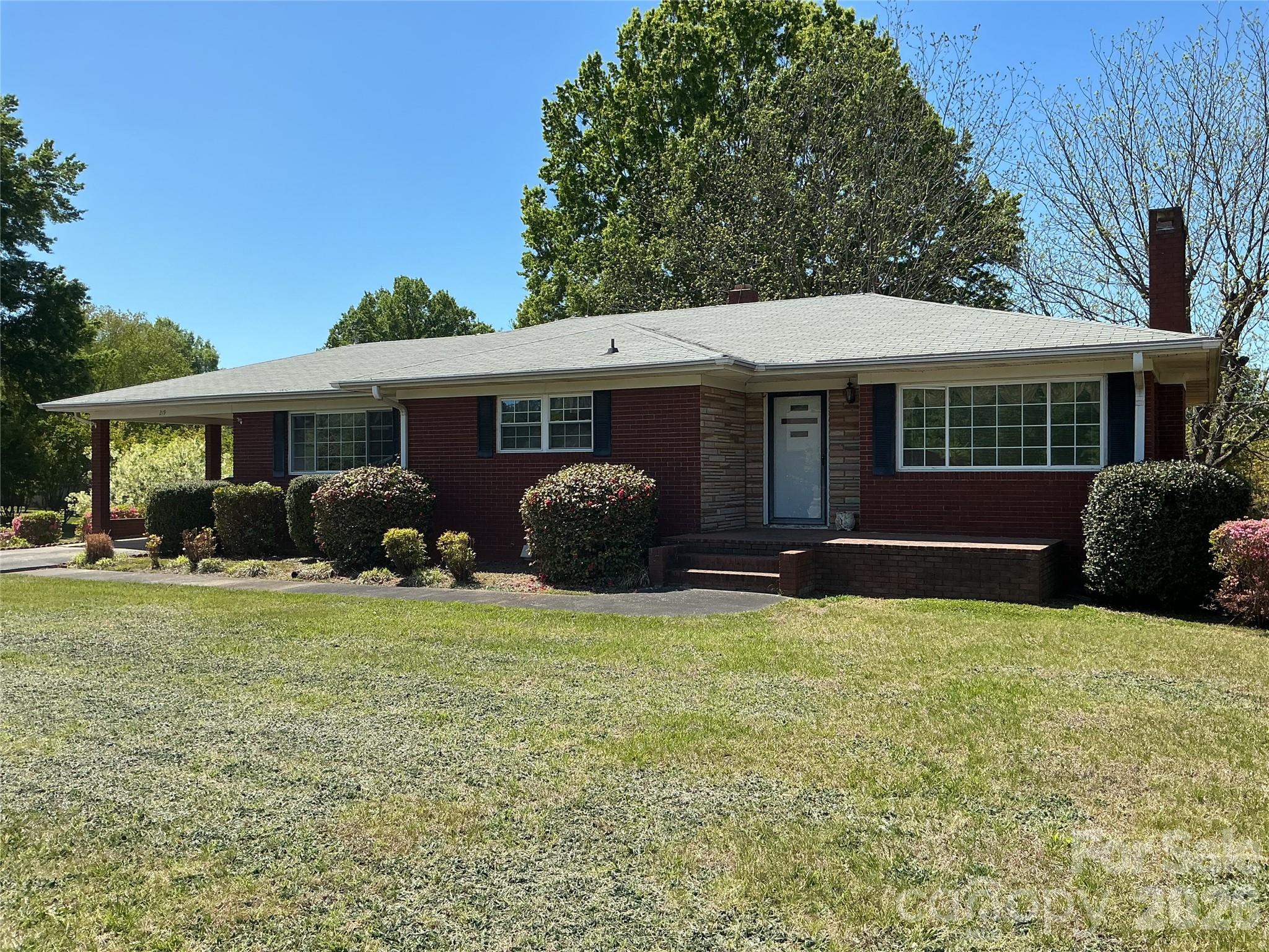 219 N Central Avenue Property Photo 1