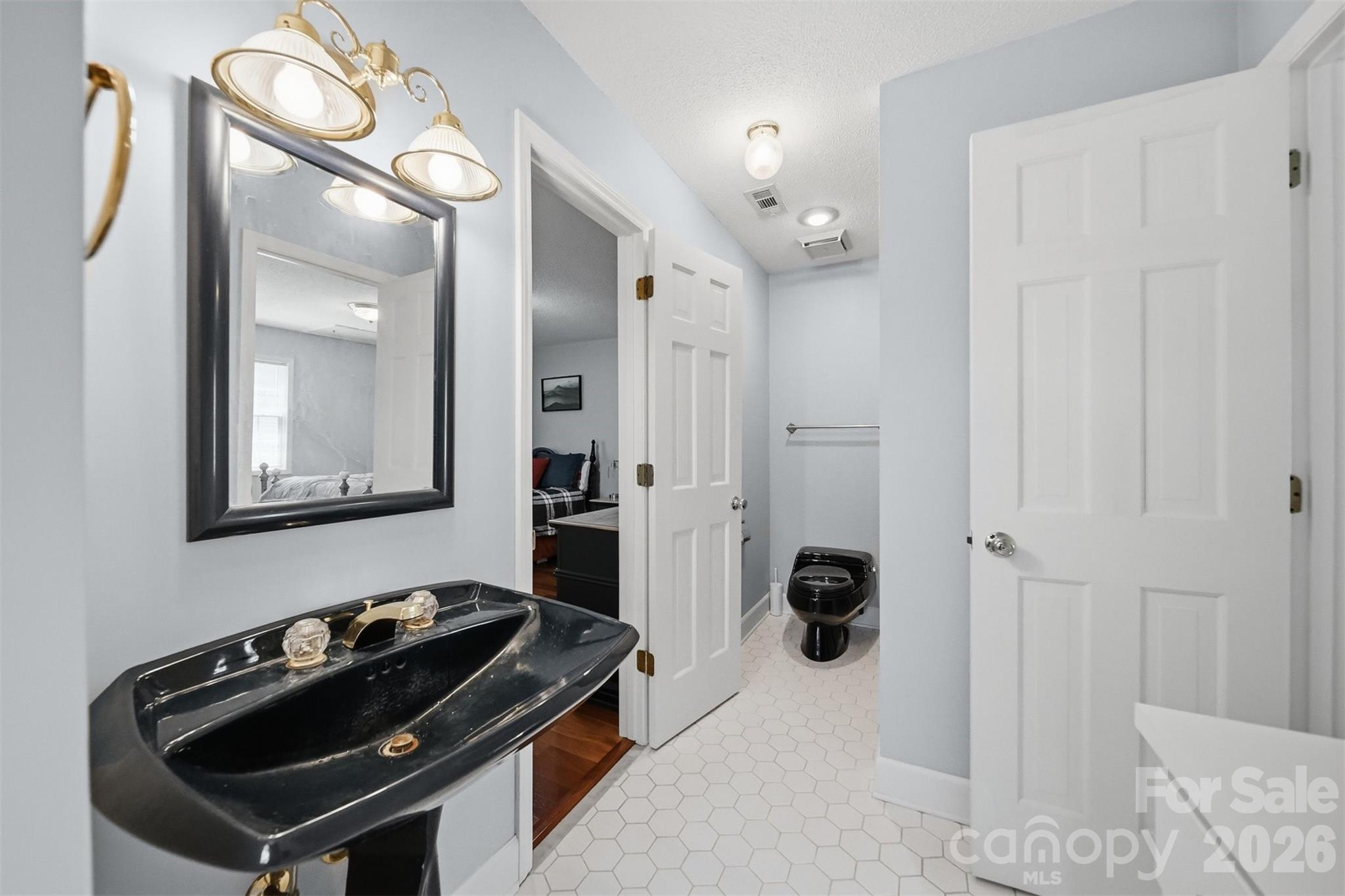 401 Stonecroft Drive Property Photo 19