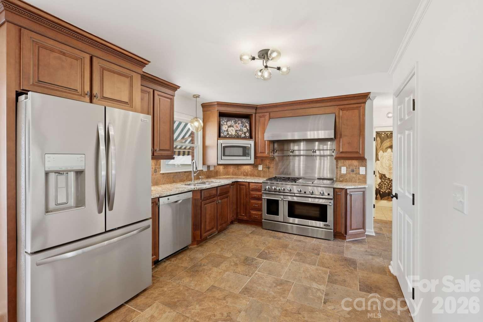 3811 Pinecrest Drive Property Photo 6
