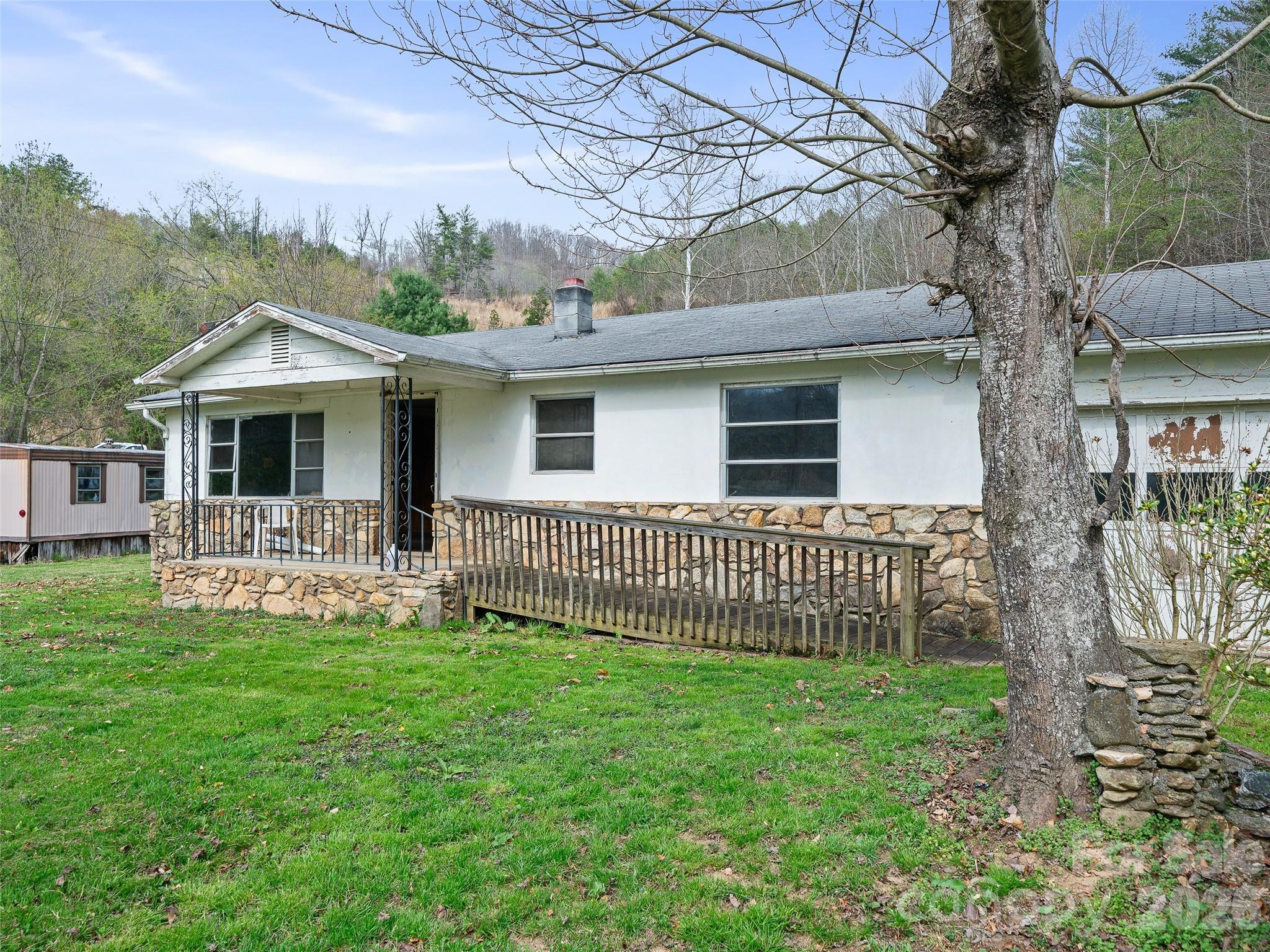 2432 Grapevine Road Property Photo 3