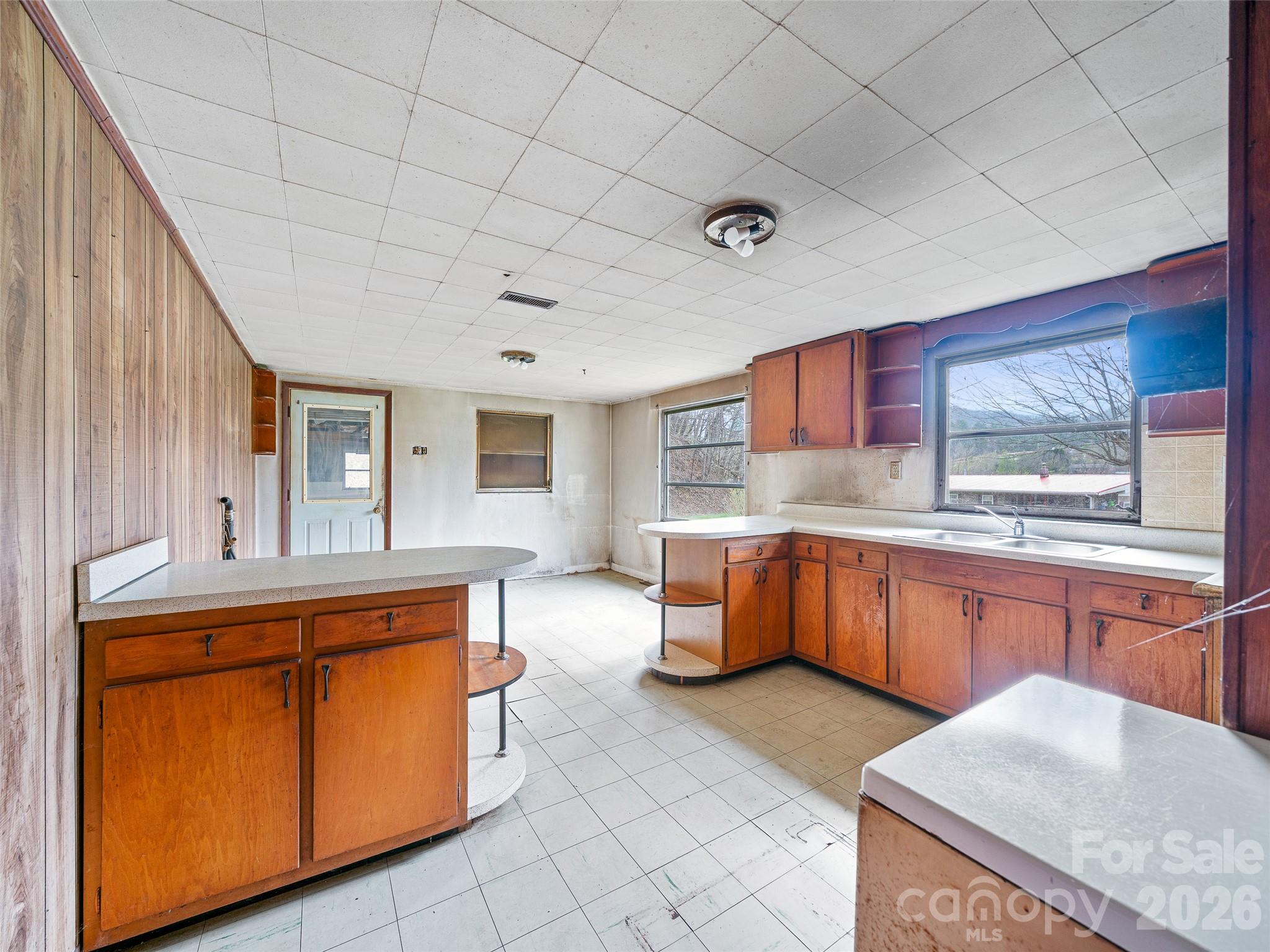2432 Grapevine Road Property Photo 5