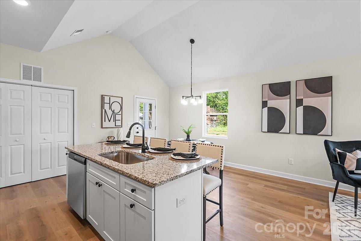 1102 W Horah Street Property Photo 10