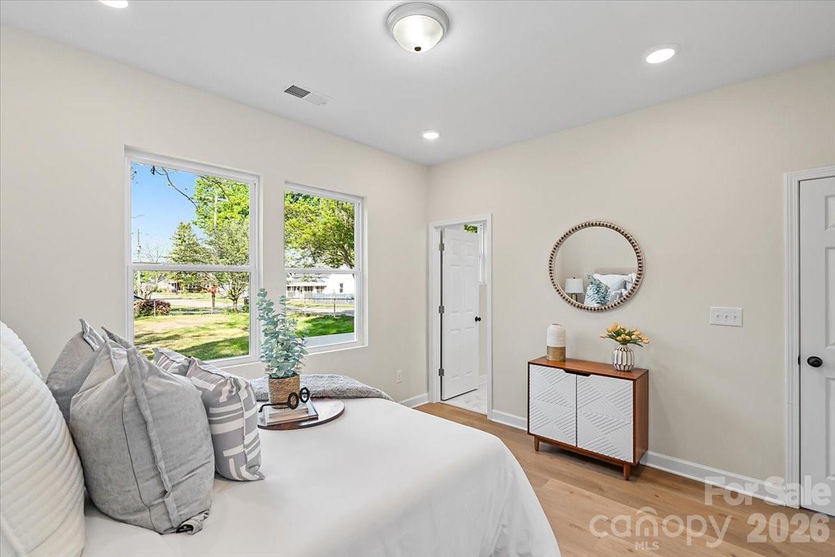 1102 W Horah Street Property Photo 16