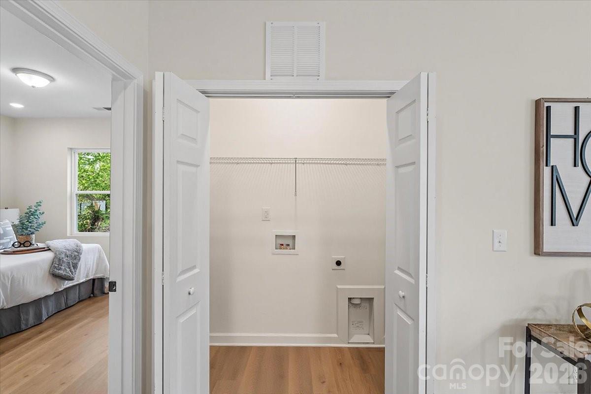 1102 W Horah Street Property Photo 23