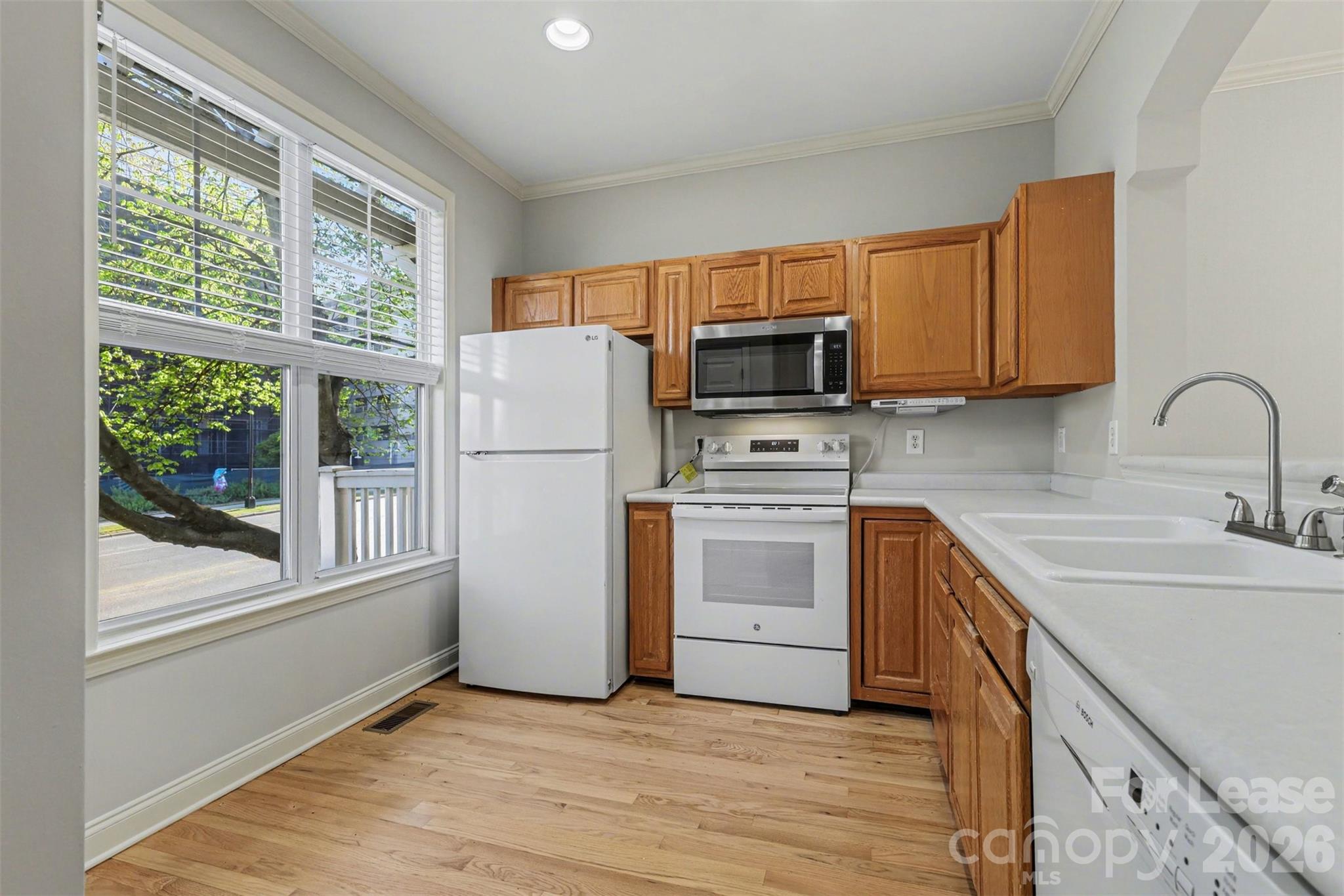 841 W 4th Street Property Photo 4