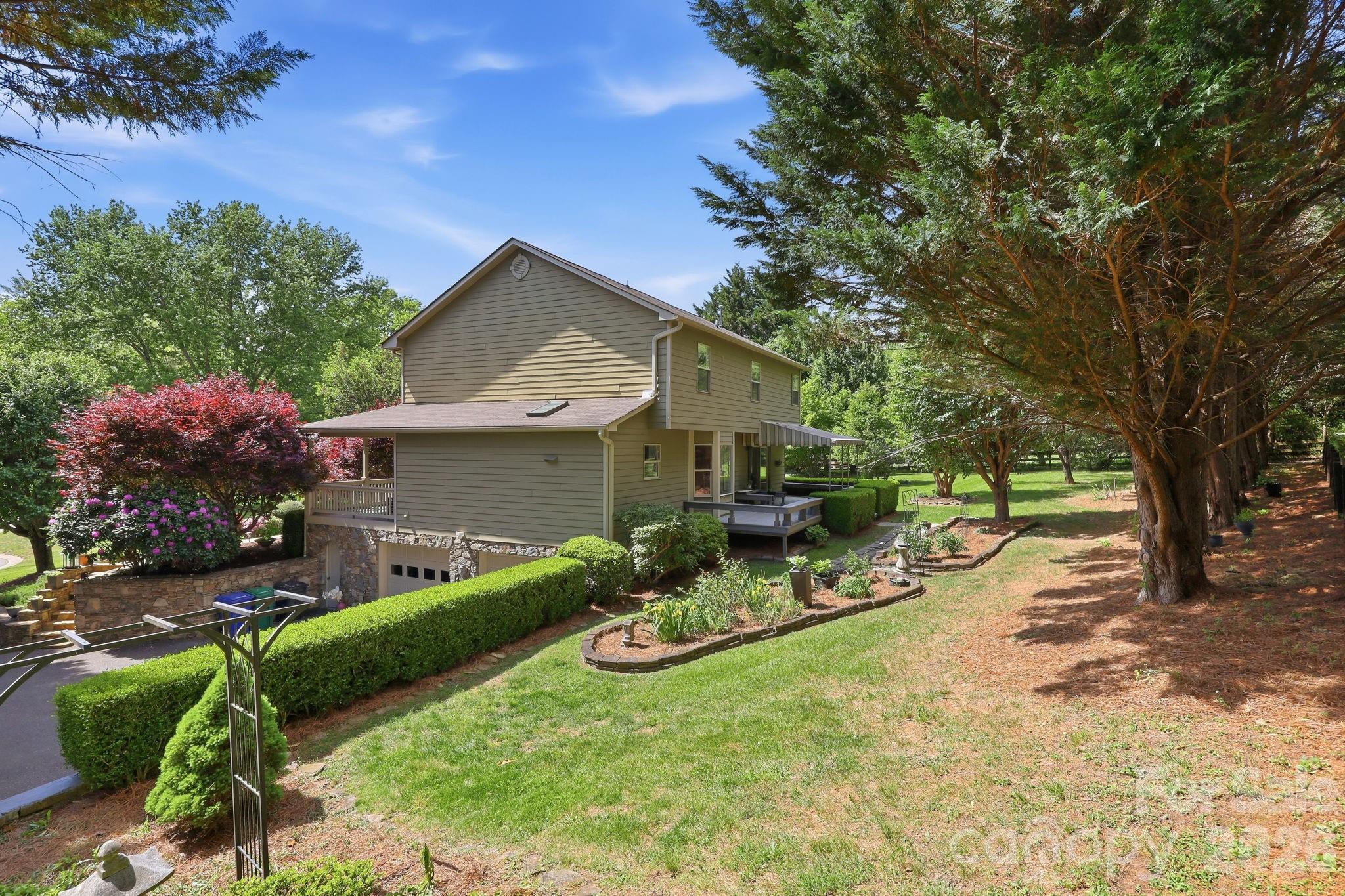 306 Woodview Court Property Photo 4