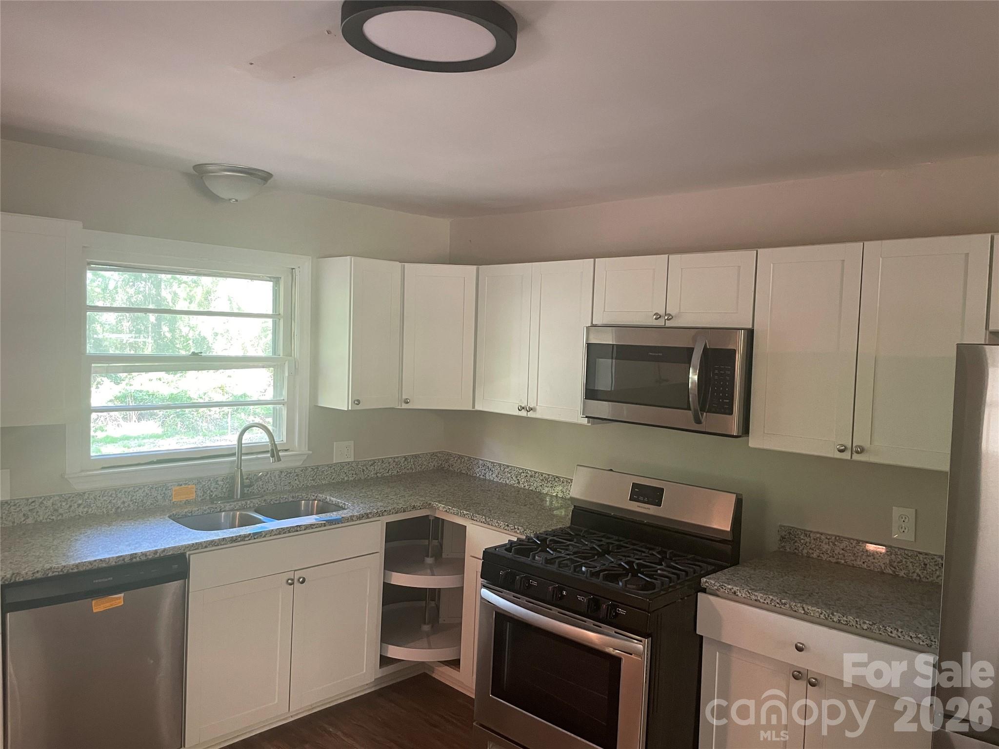 2801 Lyndell Way Property Photo 4