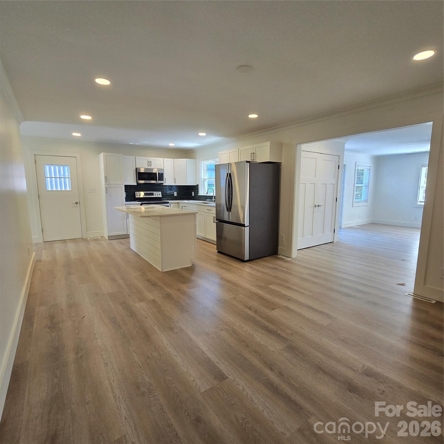 421 Kingfield Drive Property Photo 8