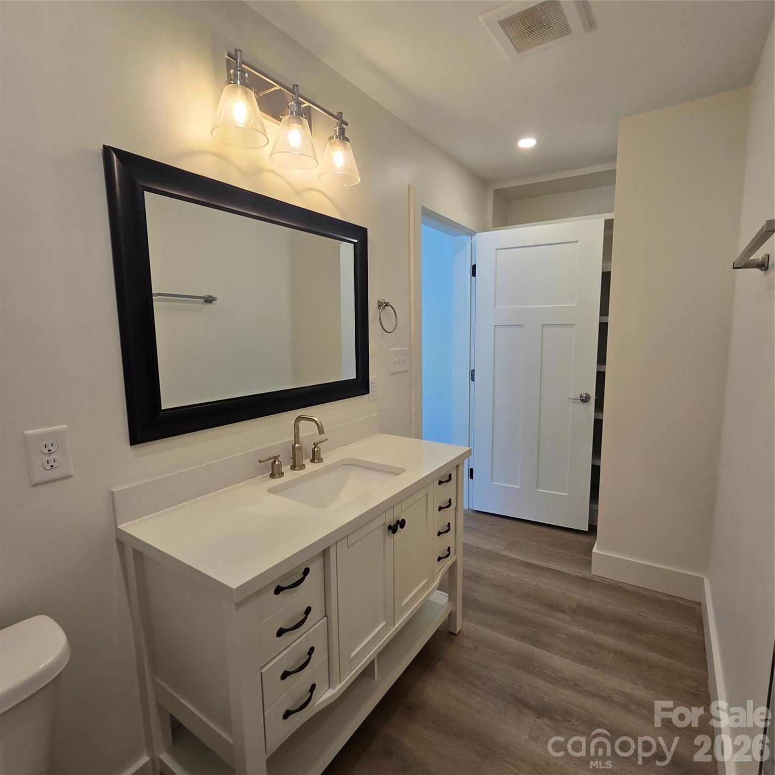 421 Kingfield Drive Property Photo 12