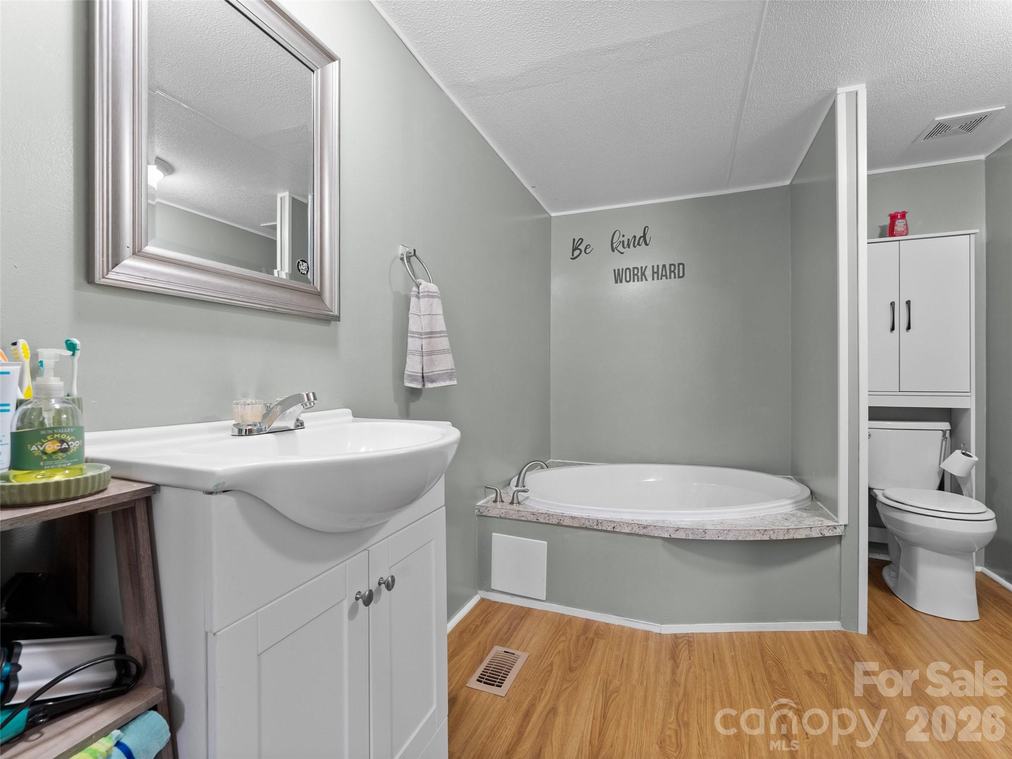 301 Matthew Lane Property Photo 14