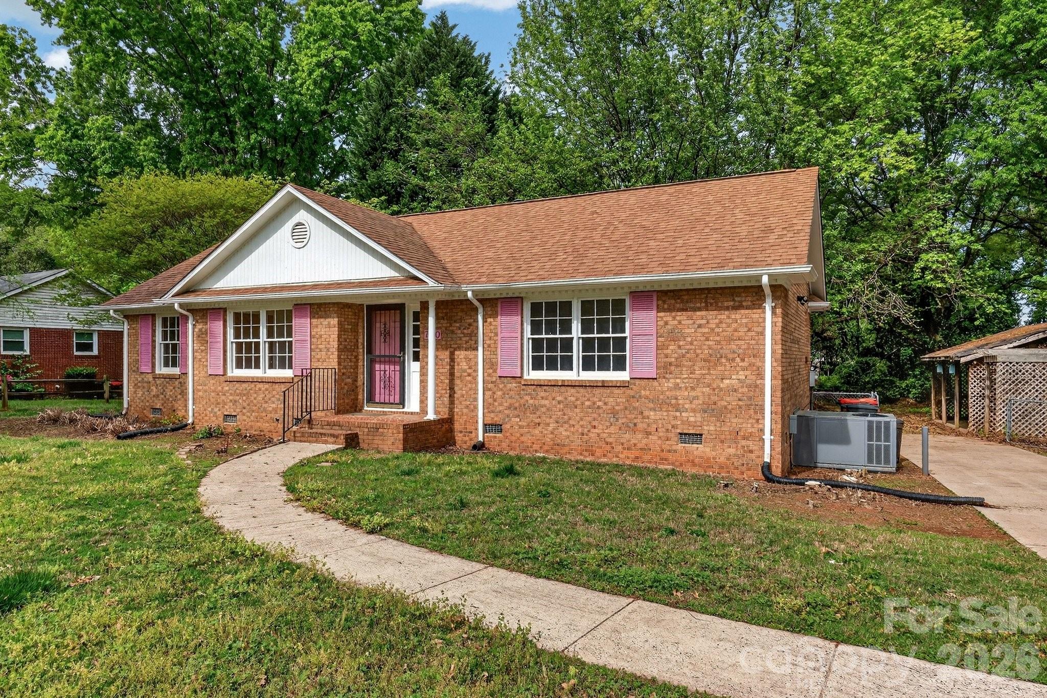 710 Twin Oaks Road Property Photo 1