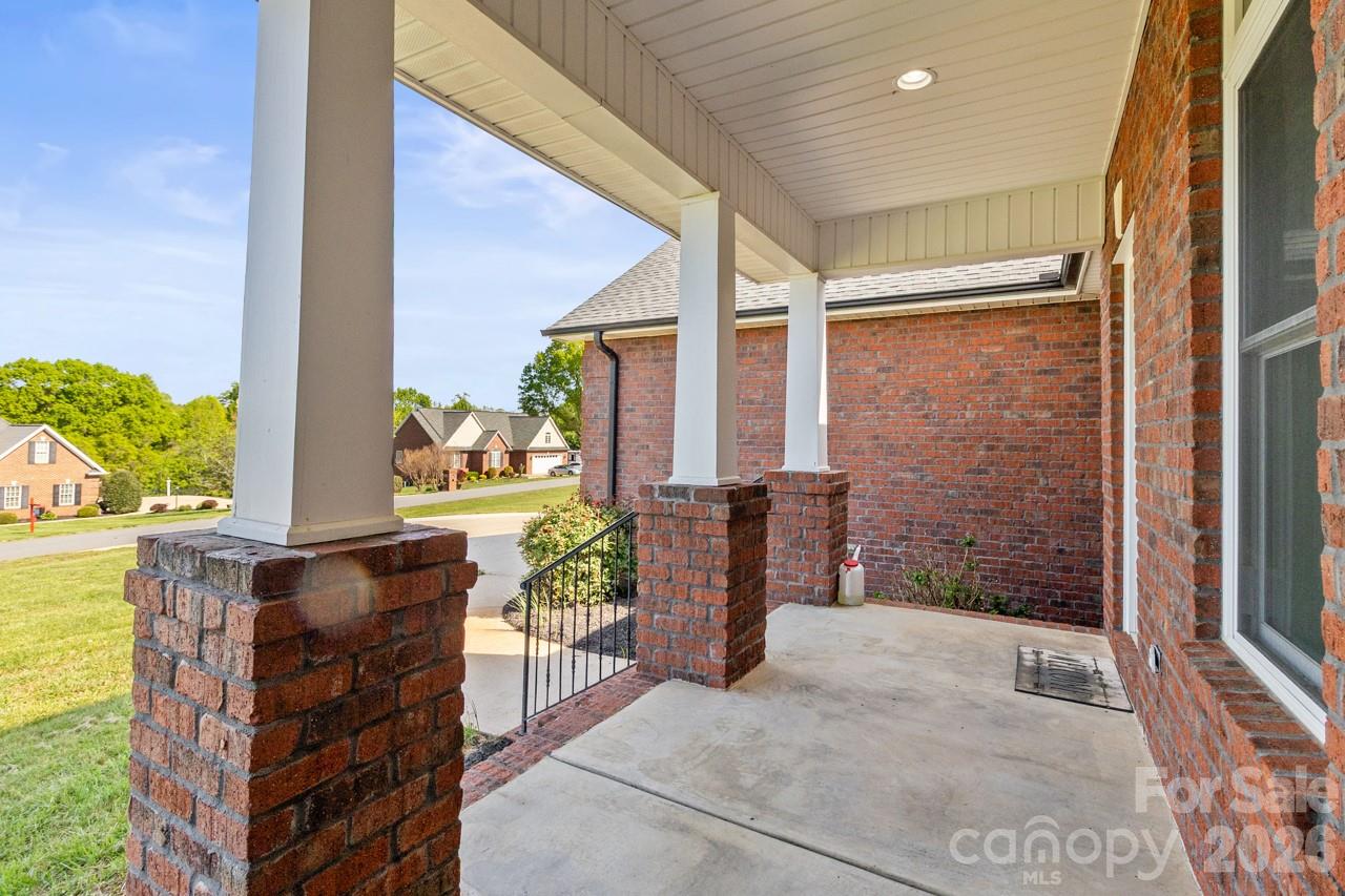 2411 Carriage Lane Property Photo 5