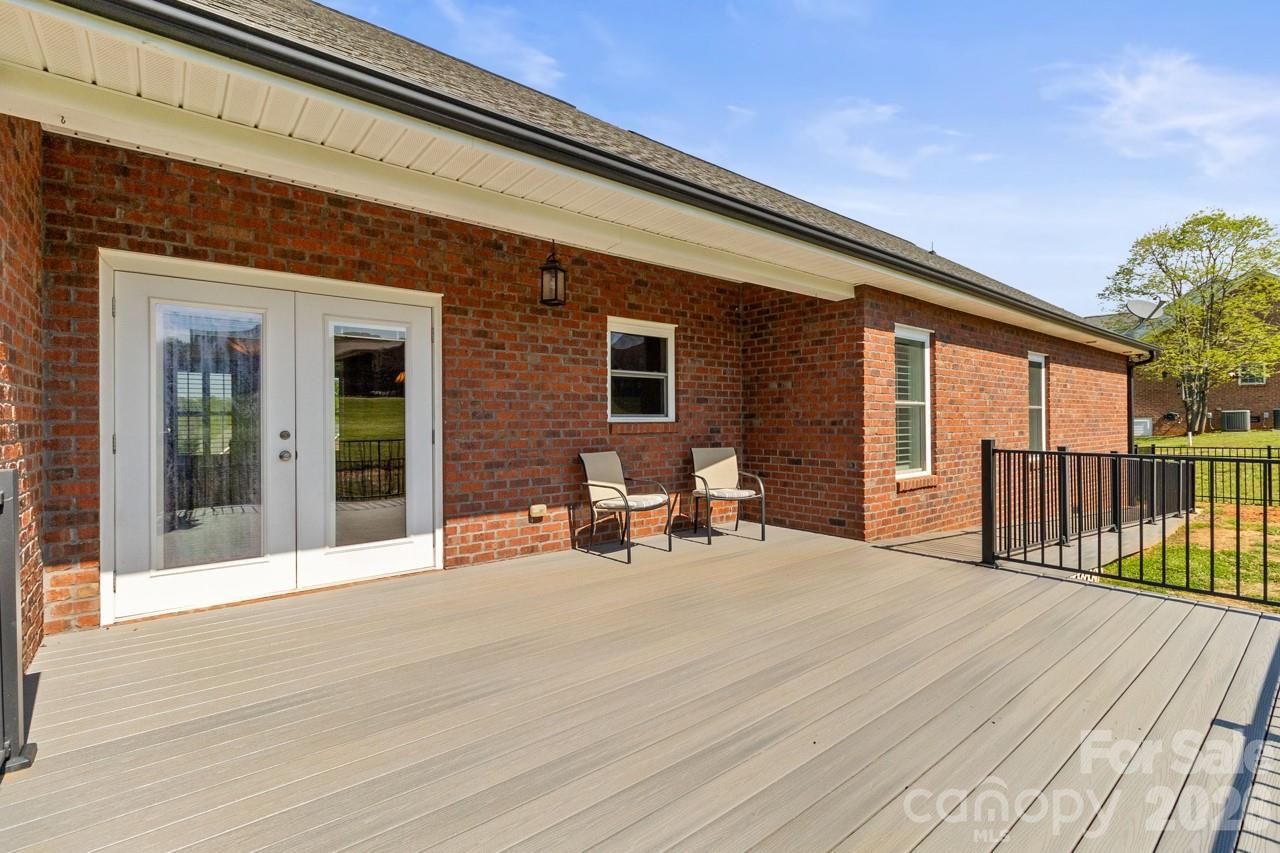 2411 Carriage Lane Property Photo 27