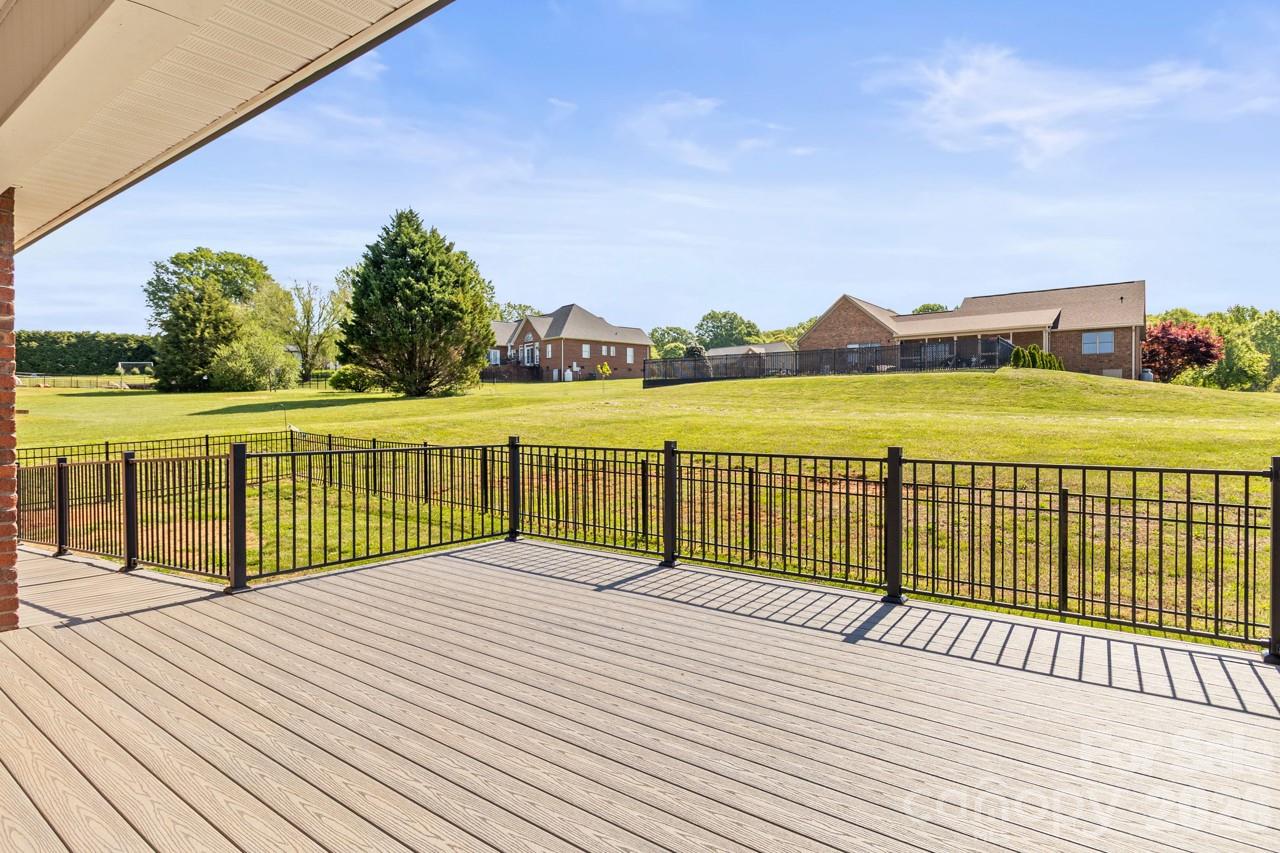 2411 Carriage Lane Property Photo 28