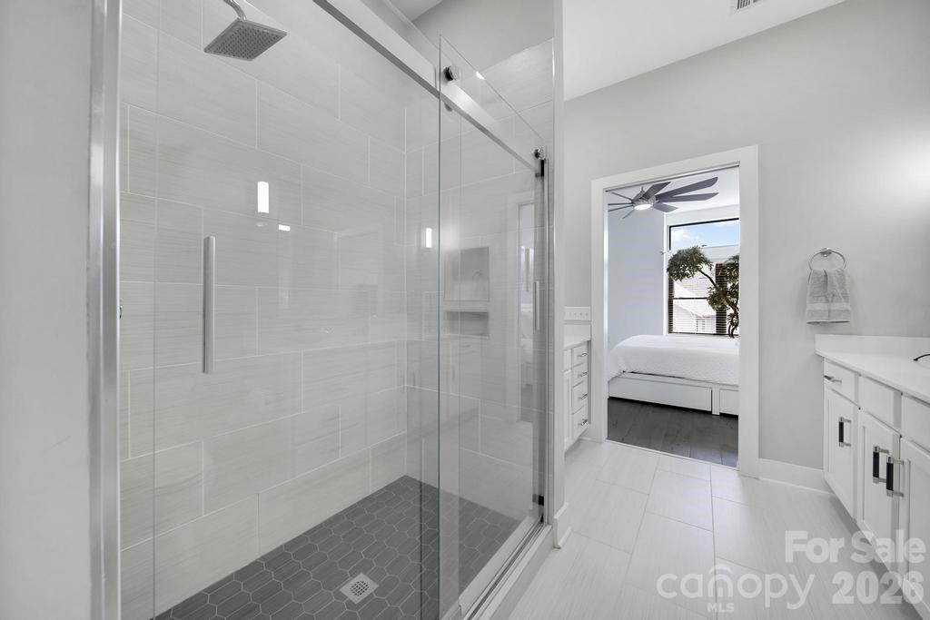 2401 Euclid Avenue 301 Property Photo 14