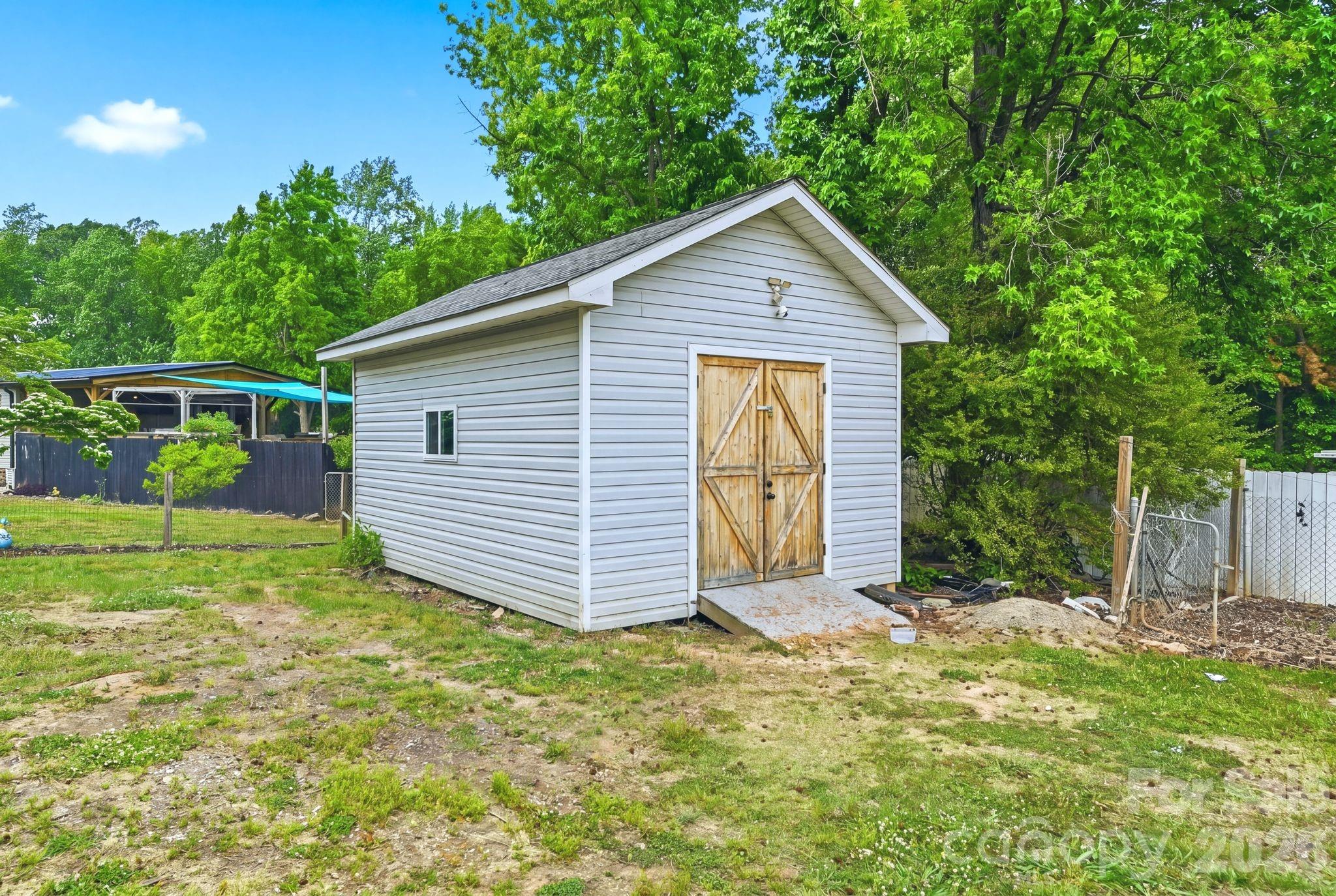 232 Summertree Drive Property Photo 4