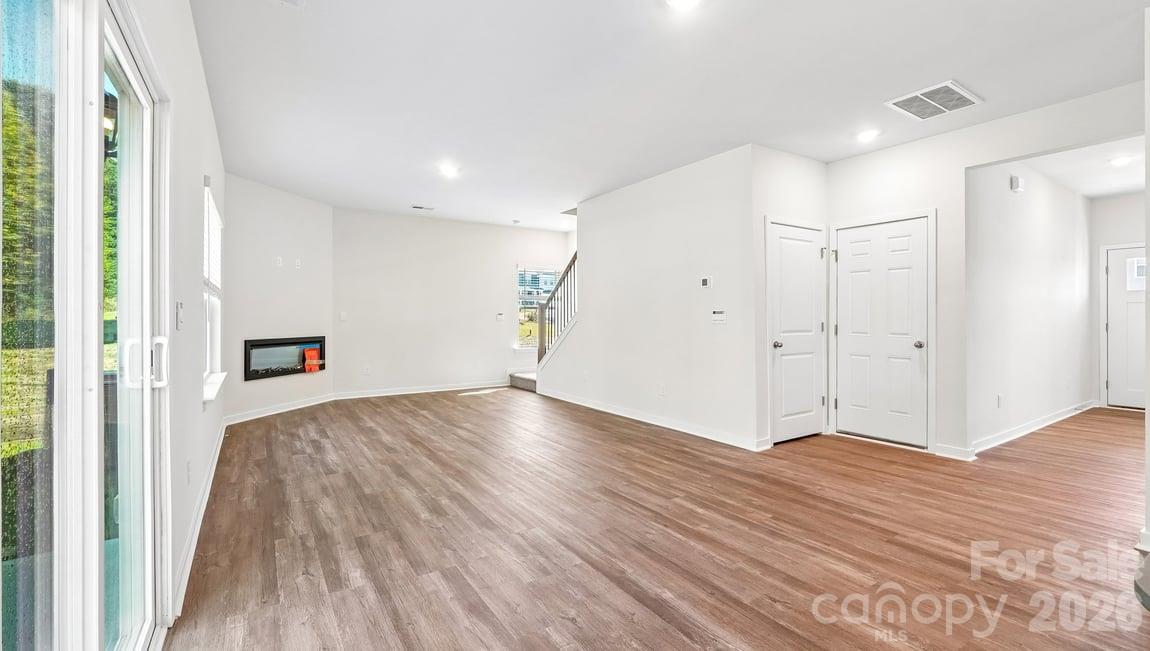 602 Dazzle Loop Property Photo 5