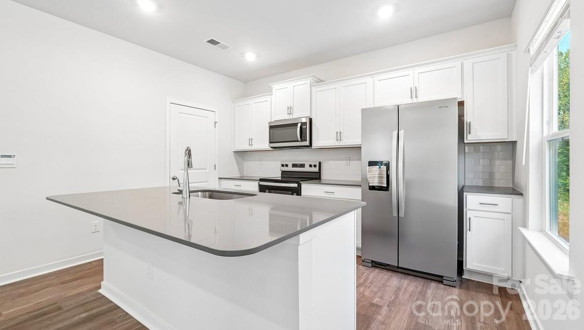 602 Dazzle Loop Property Photo 11