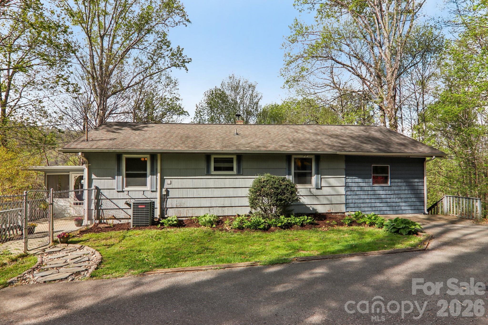 74 Link Circle Property Photo 1