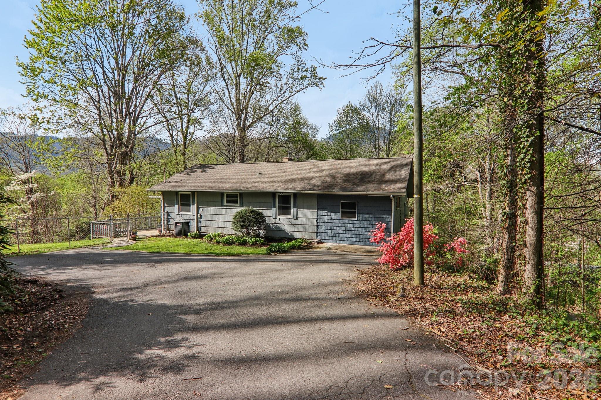 74 Link Circle Property Photo 2
