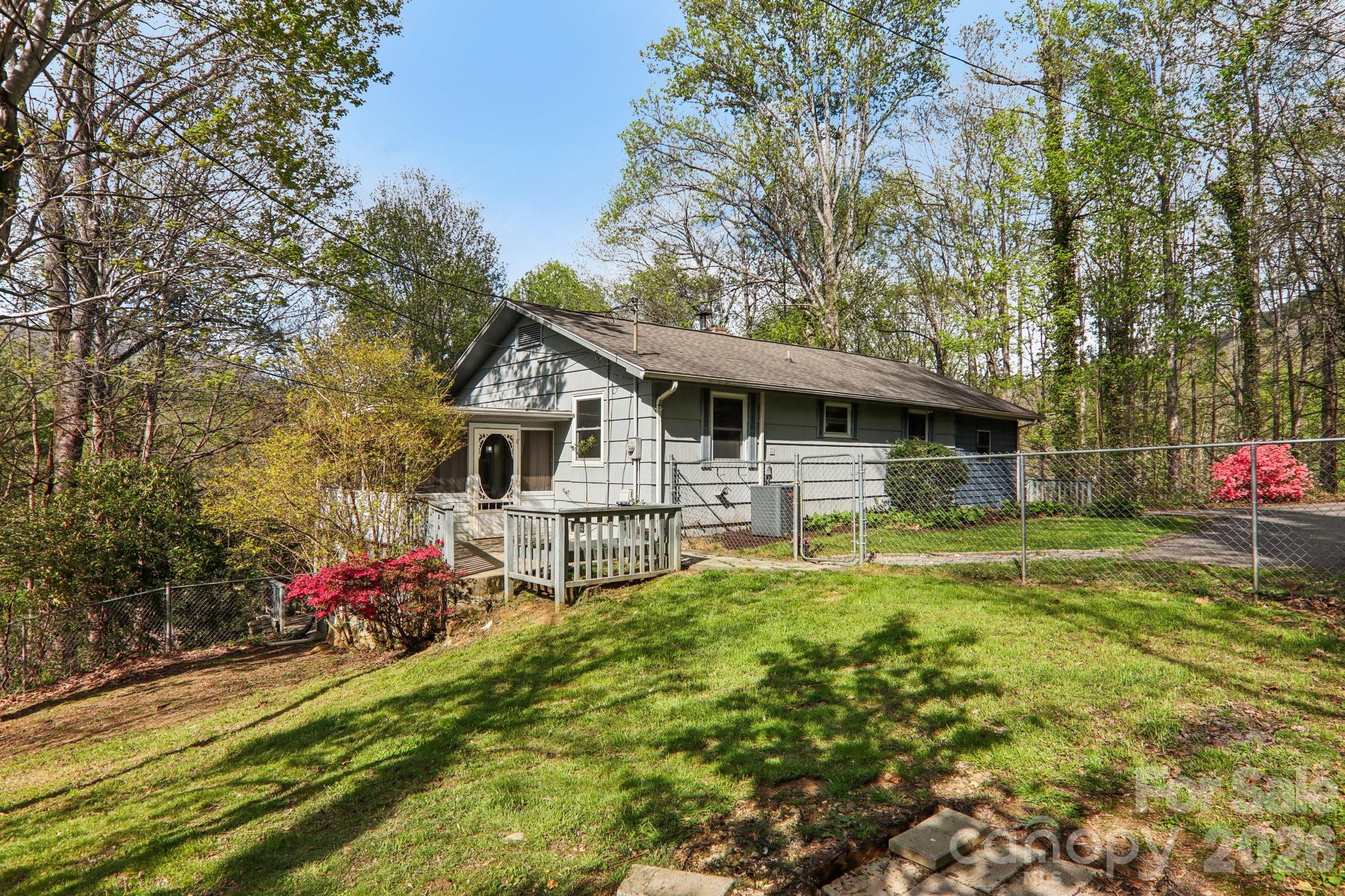 74 Link Circle Property Photo 3