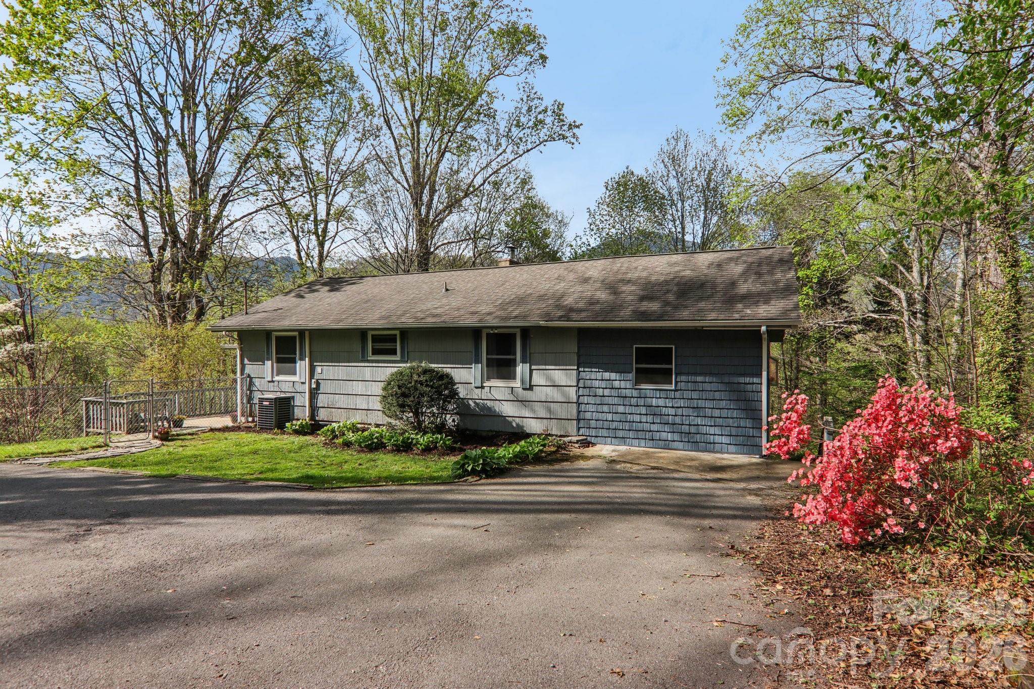 74 Link Circle Property Photo 4