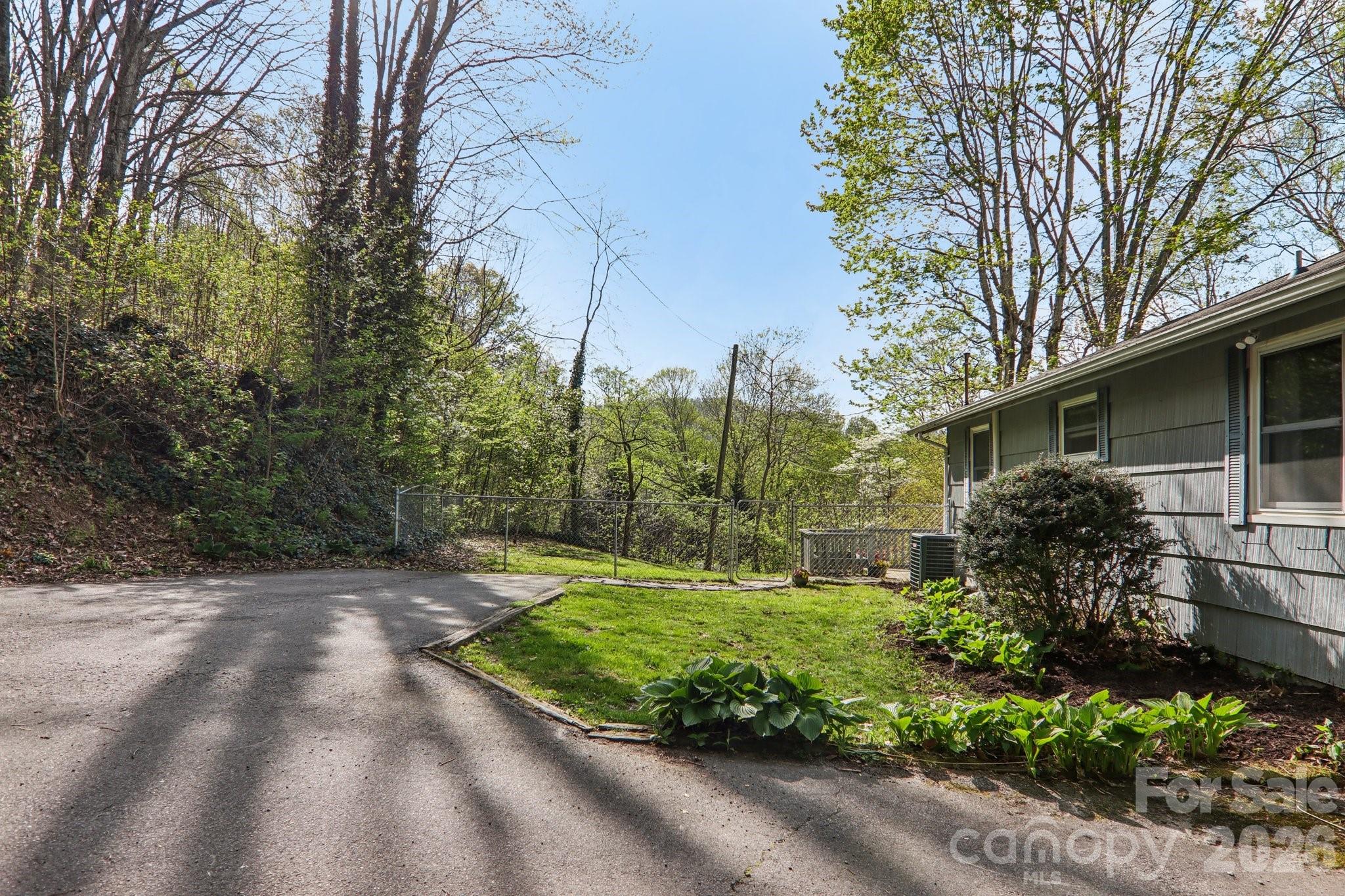 74 Link Circle Property Photo 5