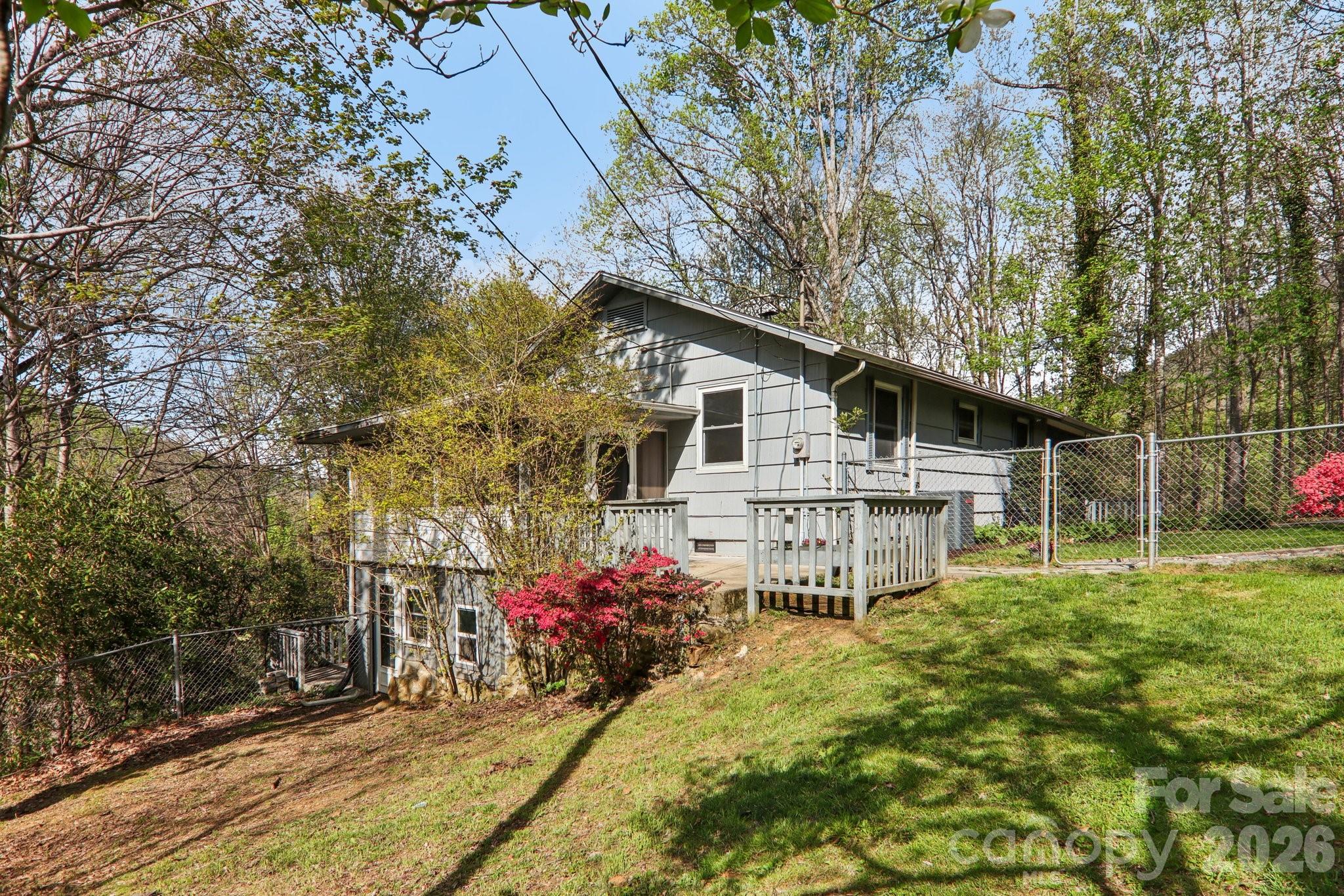 74 Link Circle Property Photo 6