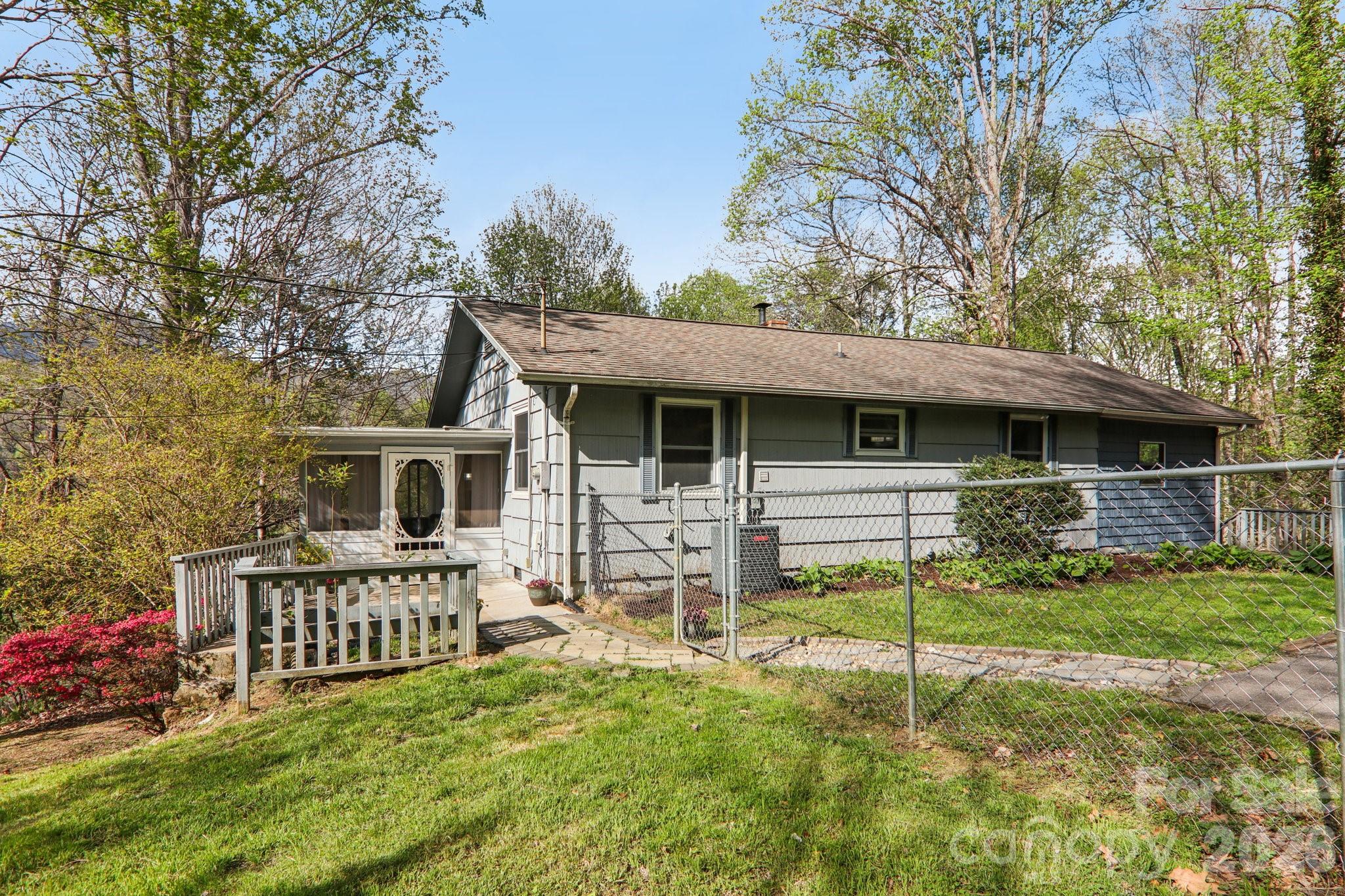 74 Link Circle Property Photo 7