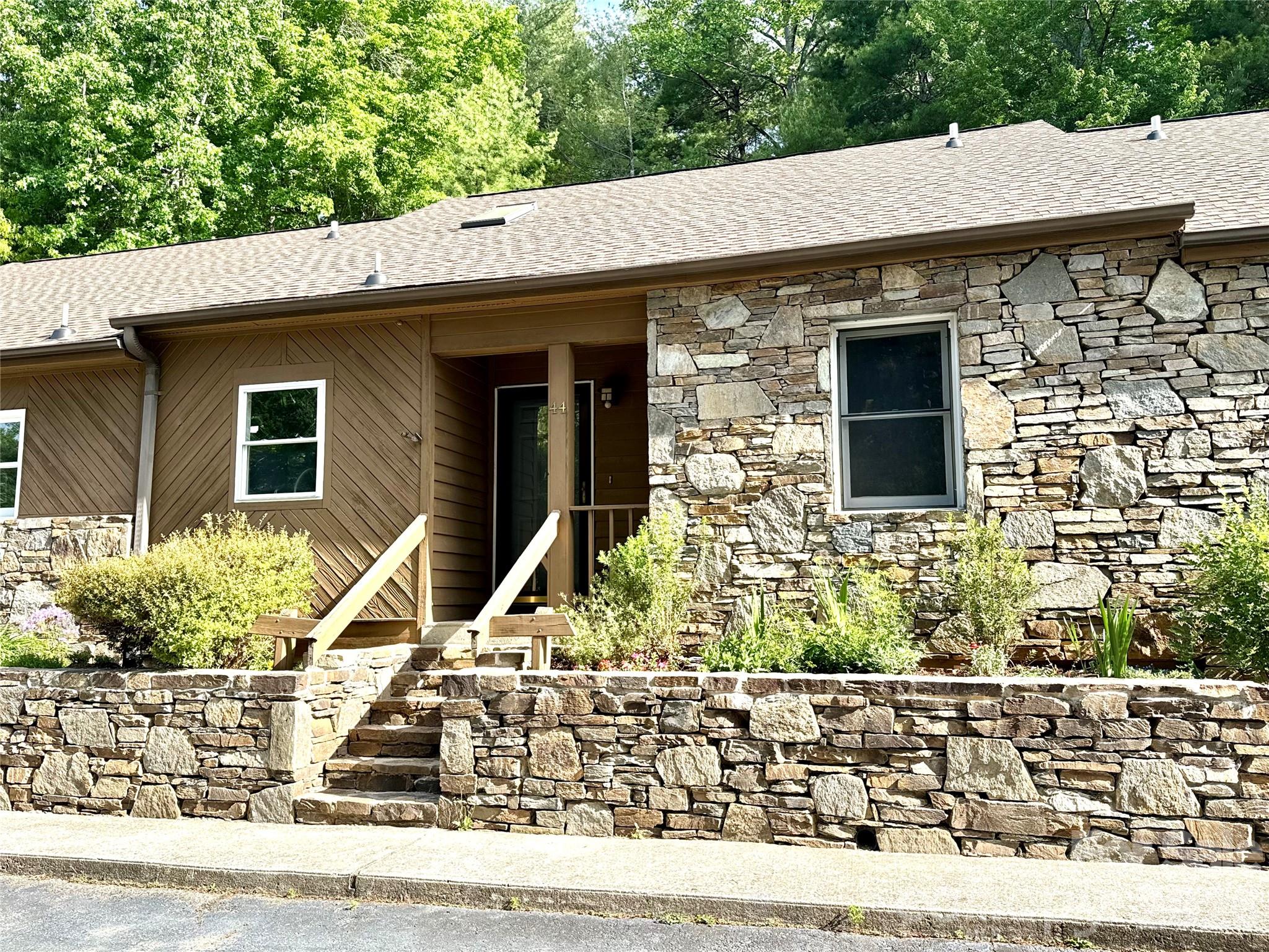 44 Sagebrush Circle Property Photo 1