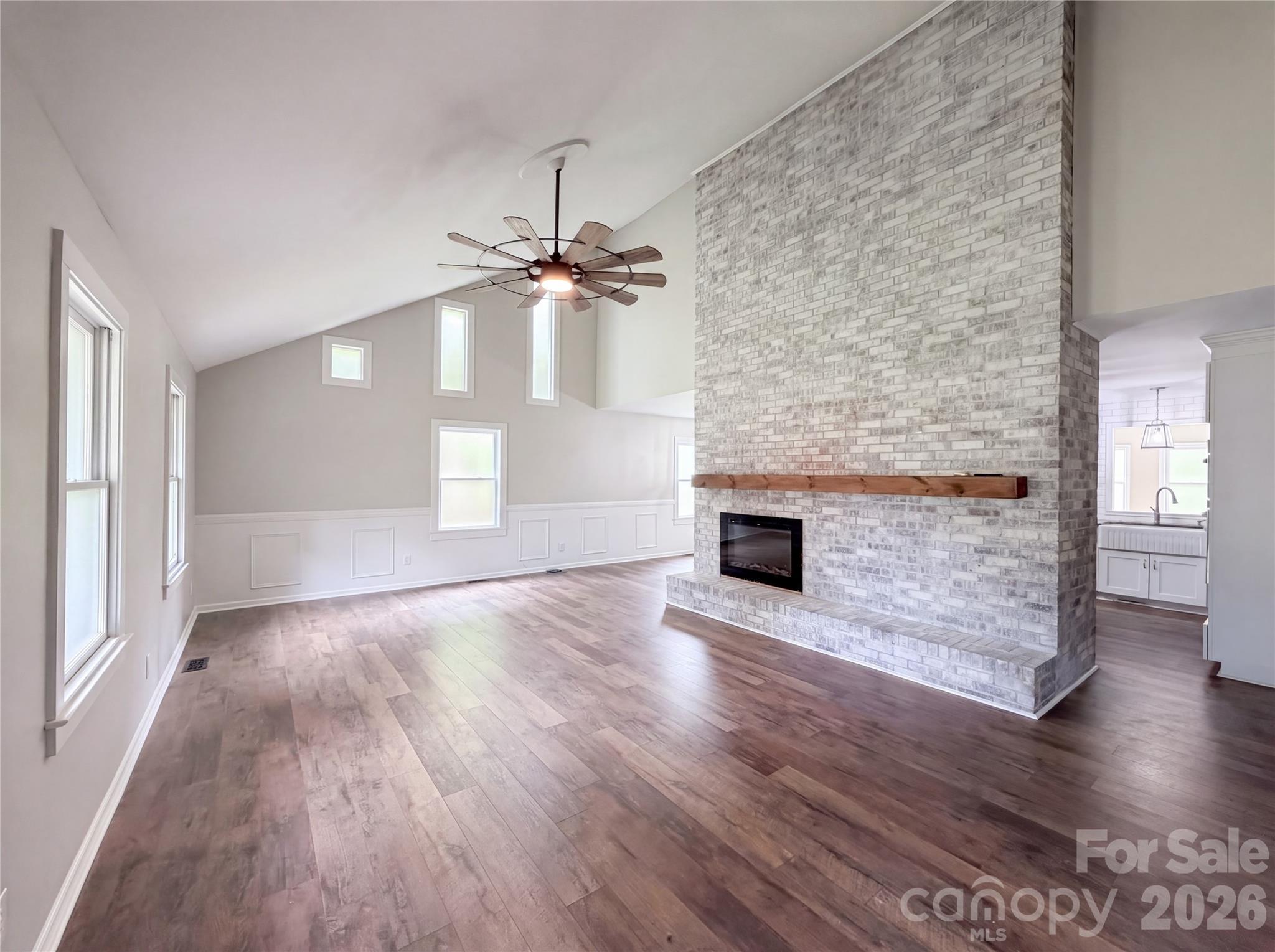 706 Crescent Drive Property Photo 3