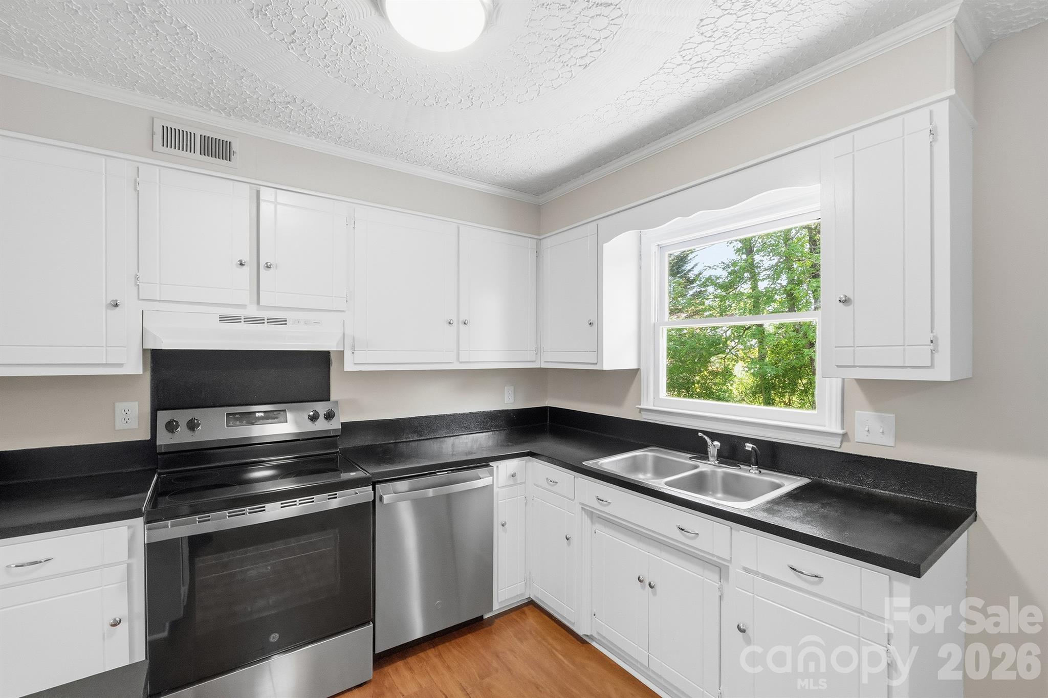 806 S Laurel Street Property Photo 7