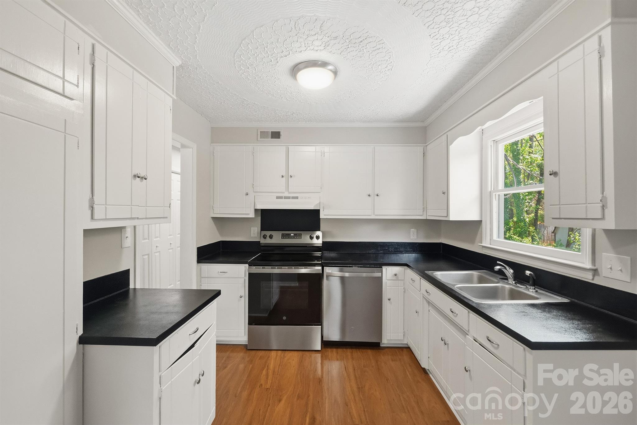 806 S Laurel Street Property Photo 8