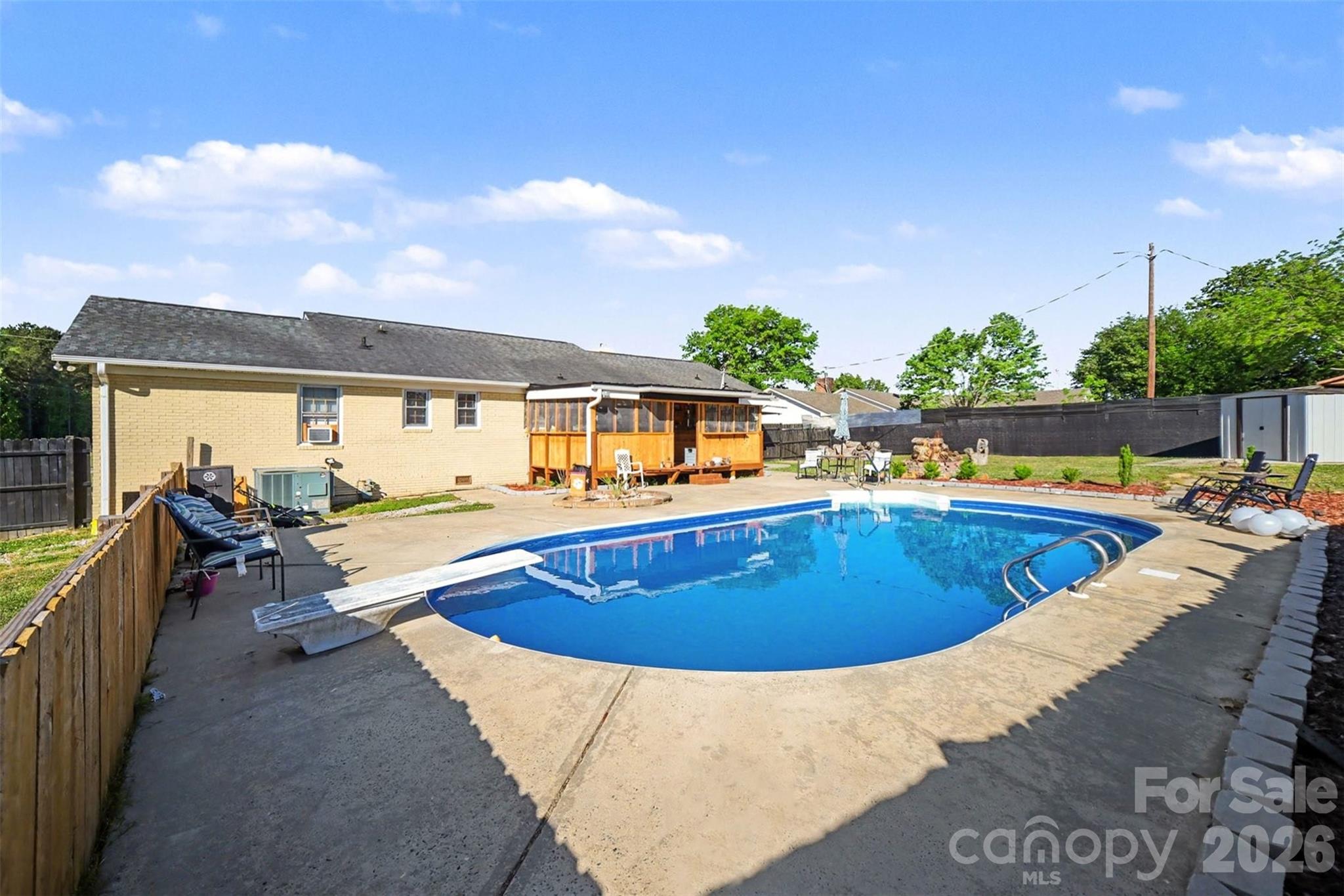 1087 Greenbriar Drive Property Photo 2