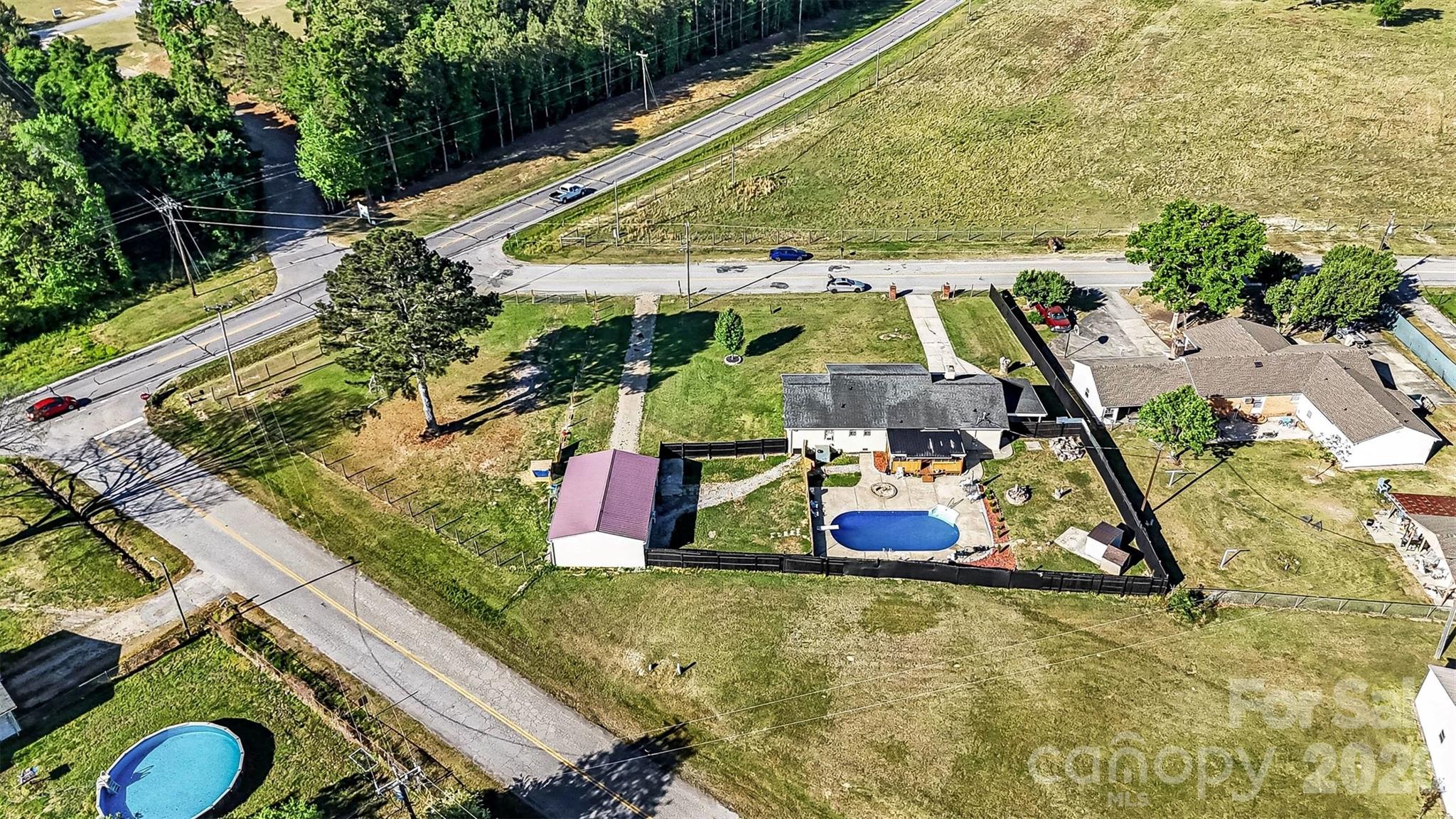 1087 Greenbriar Drive Property Photo 3