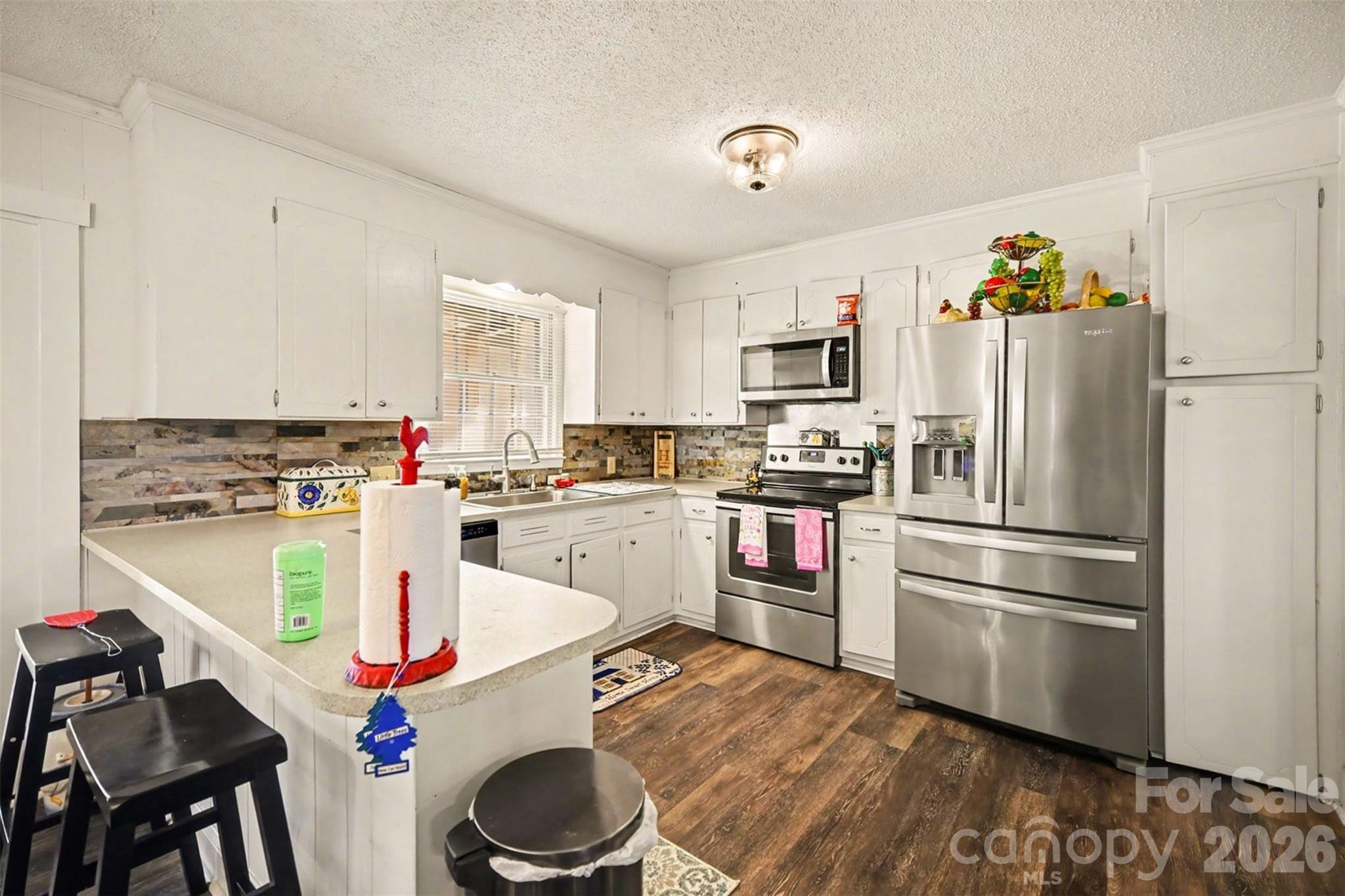 1087 Greenbriar Drive Property Photo 8