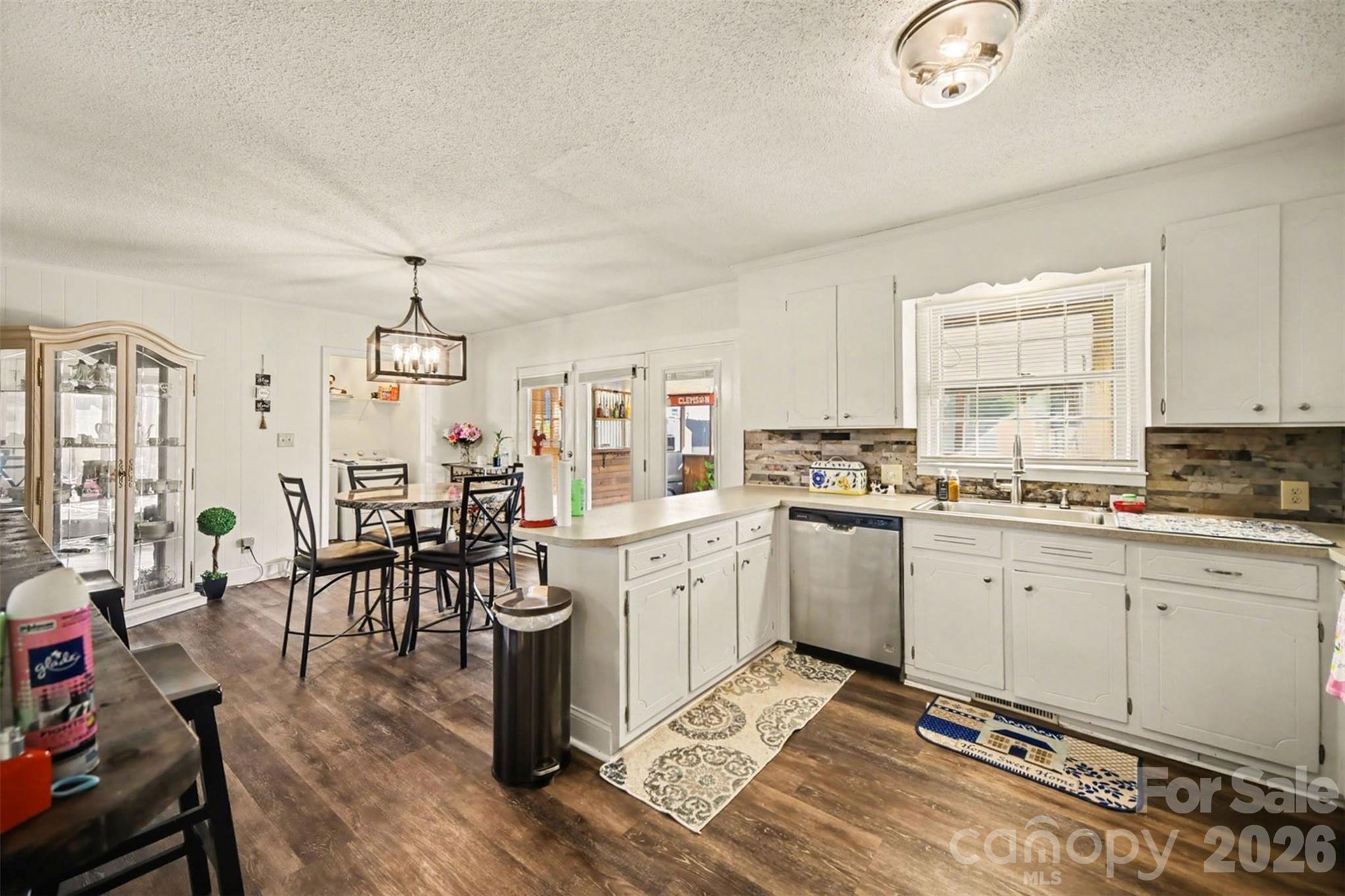 1087 Greenbriar Drive Property Photo 9