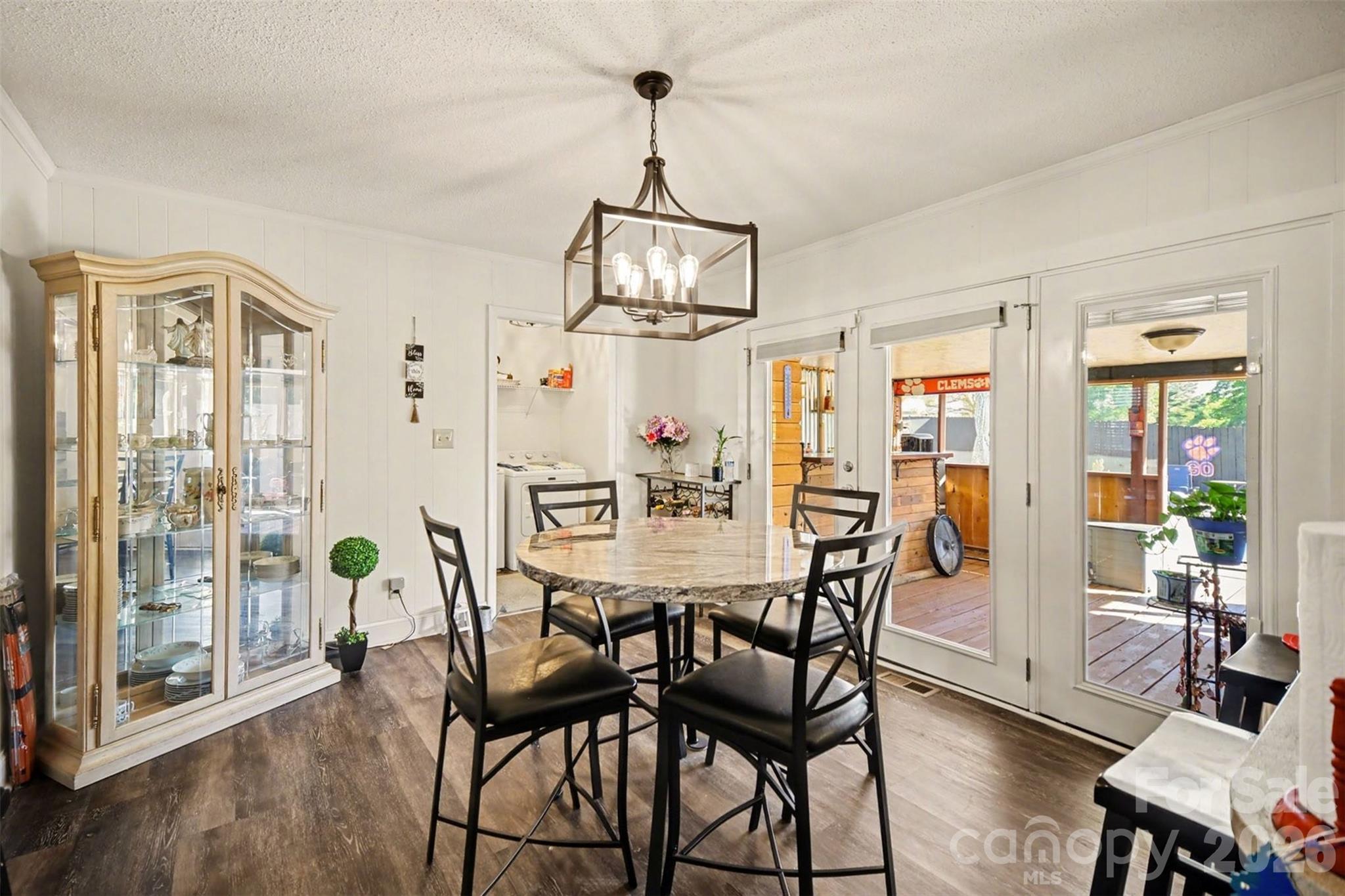 1087 Greenbriar Drive Property Photo 10