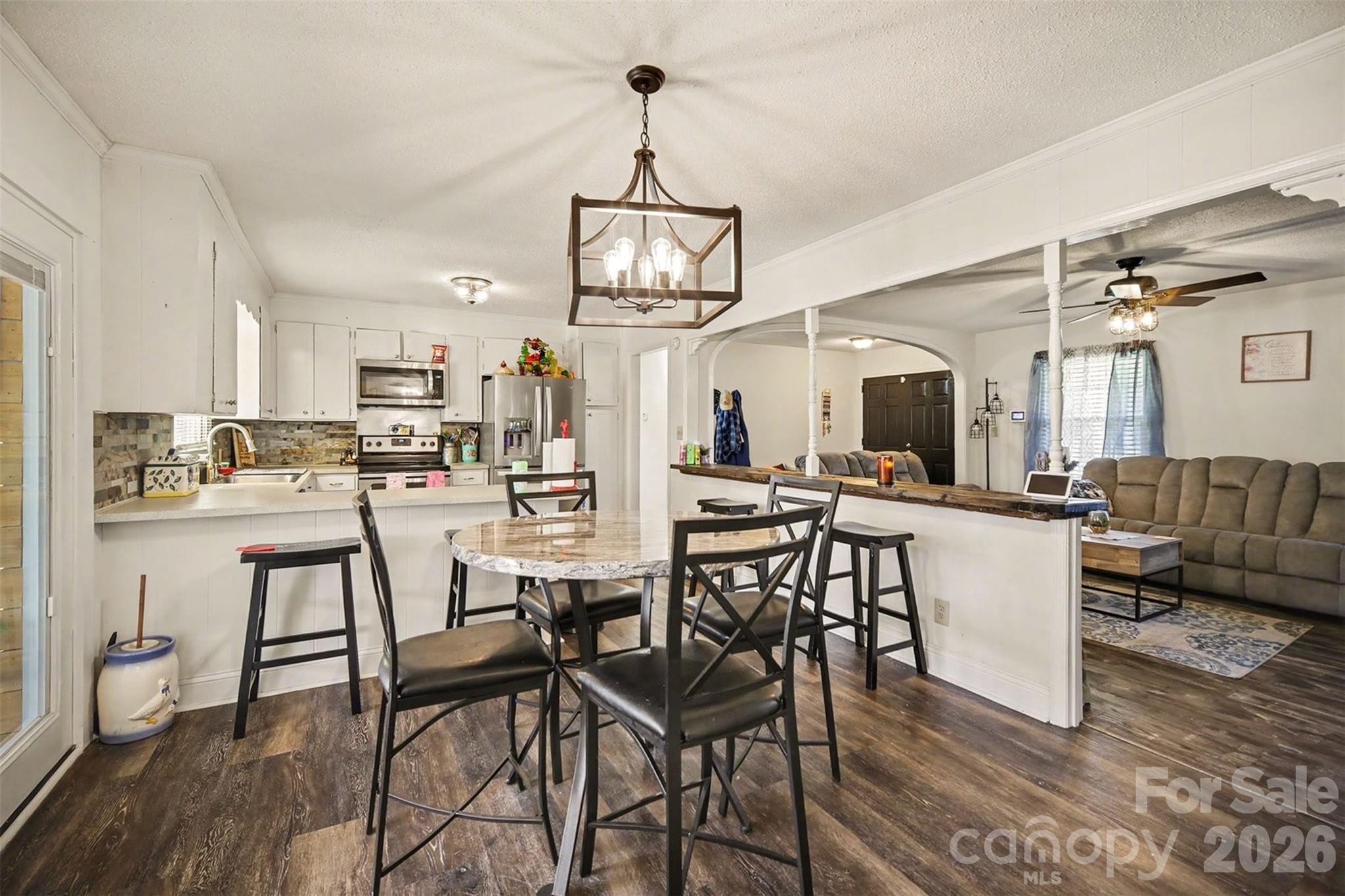 1087 Greenbriar Drive Property Photo 11
