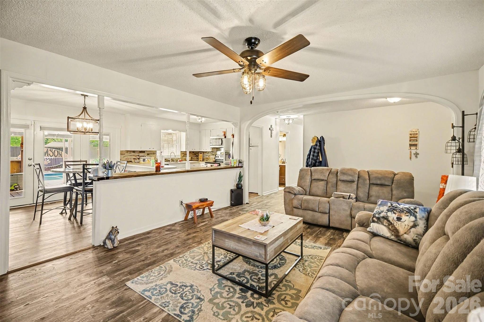 1087 Greenbriar Drive Property Photo 14