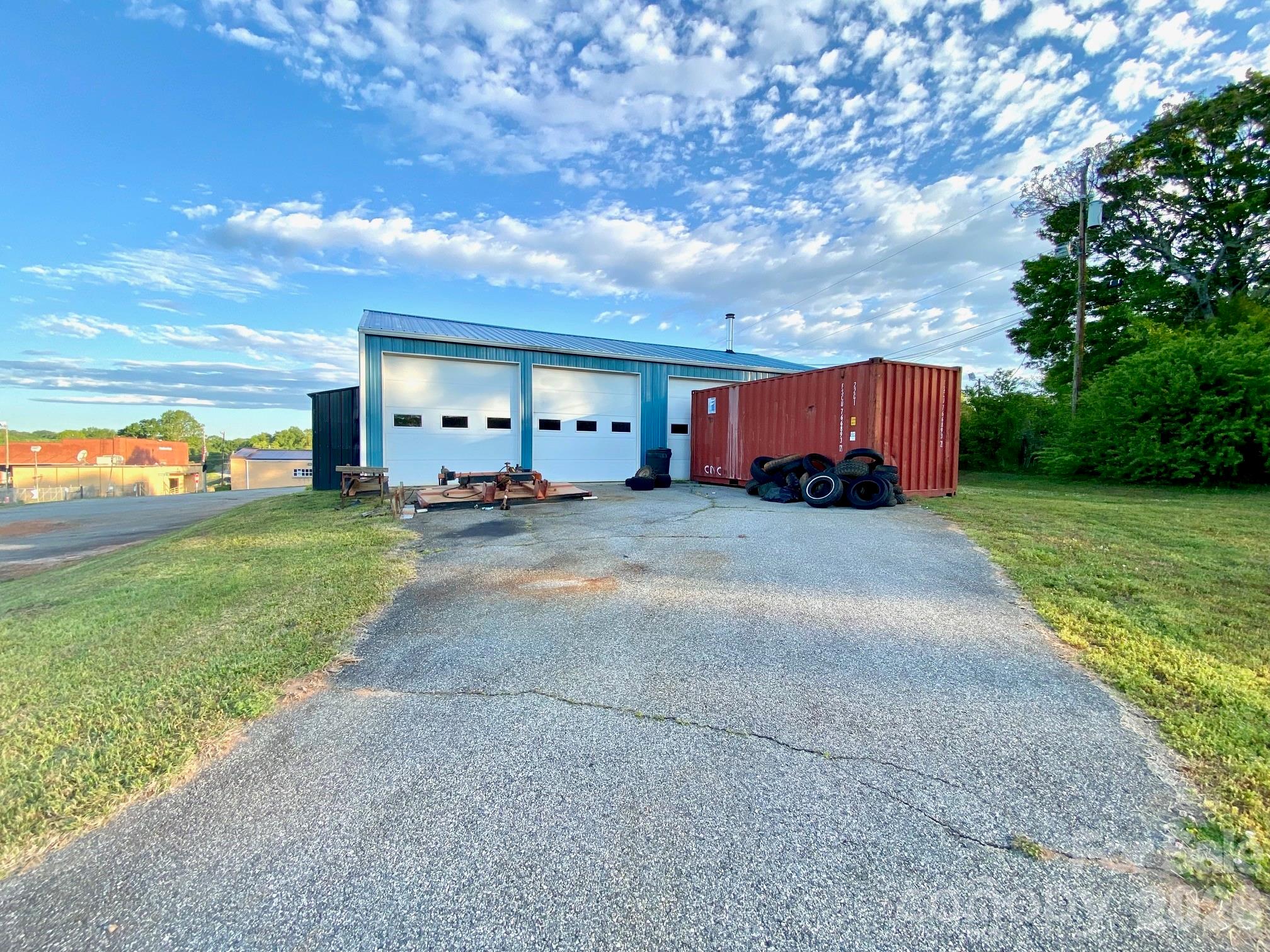 112 Hollifield Road Property Photo 8