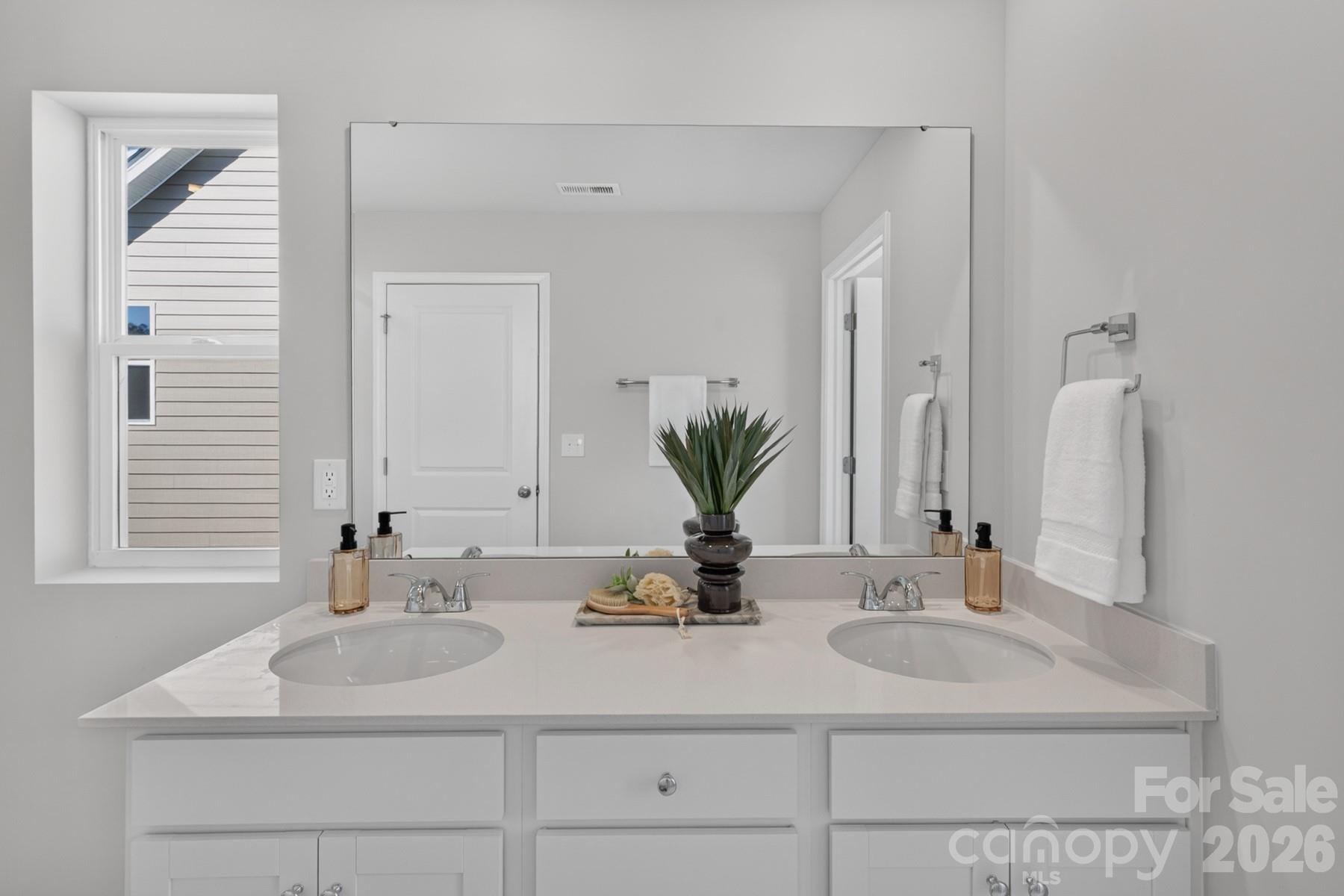 1039 Rocking Horse Road Property Photo 15