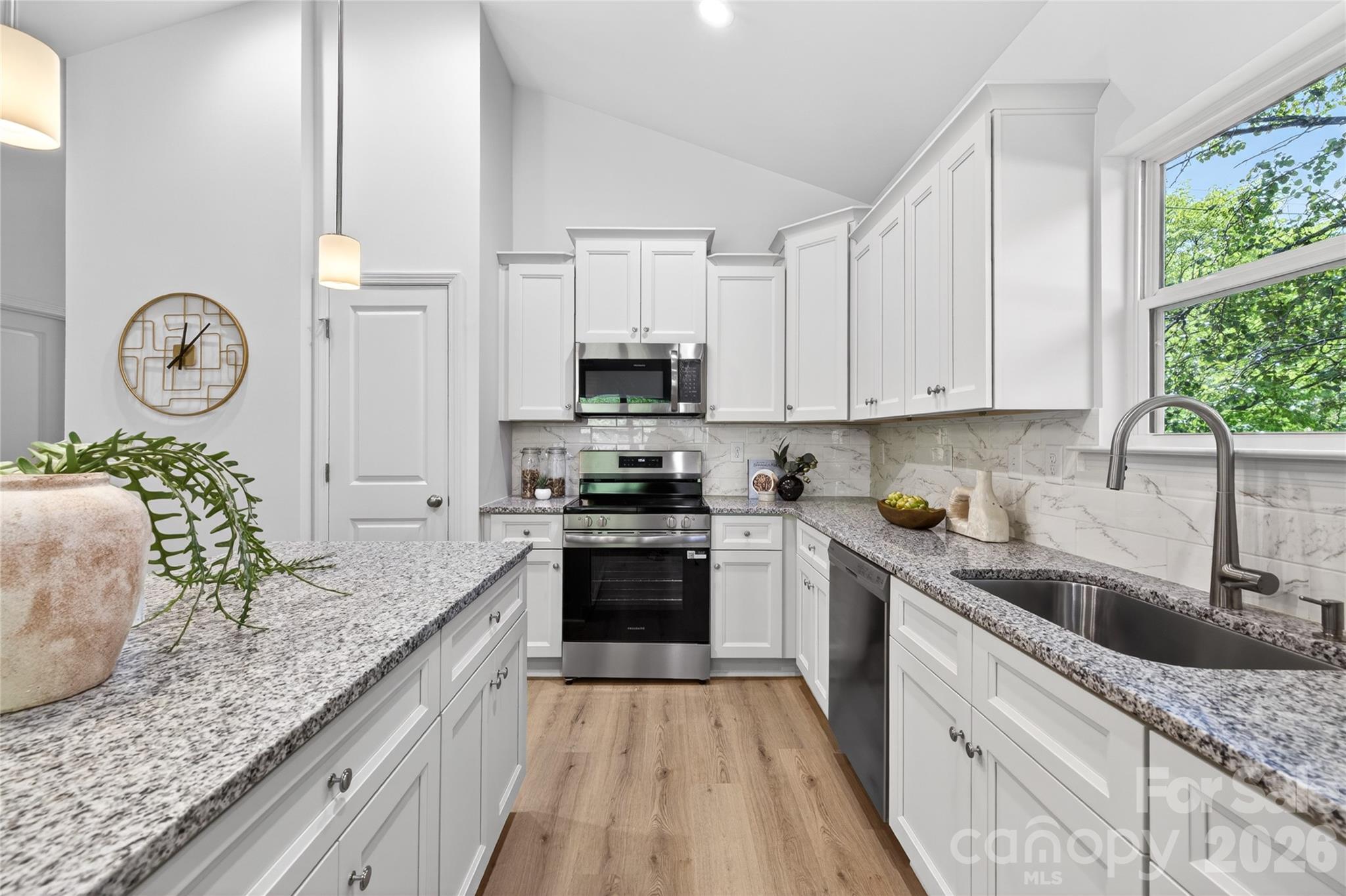 2111 S Gardner Street Property Photo 4