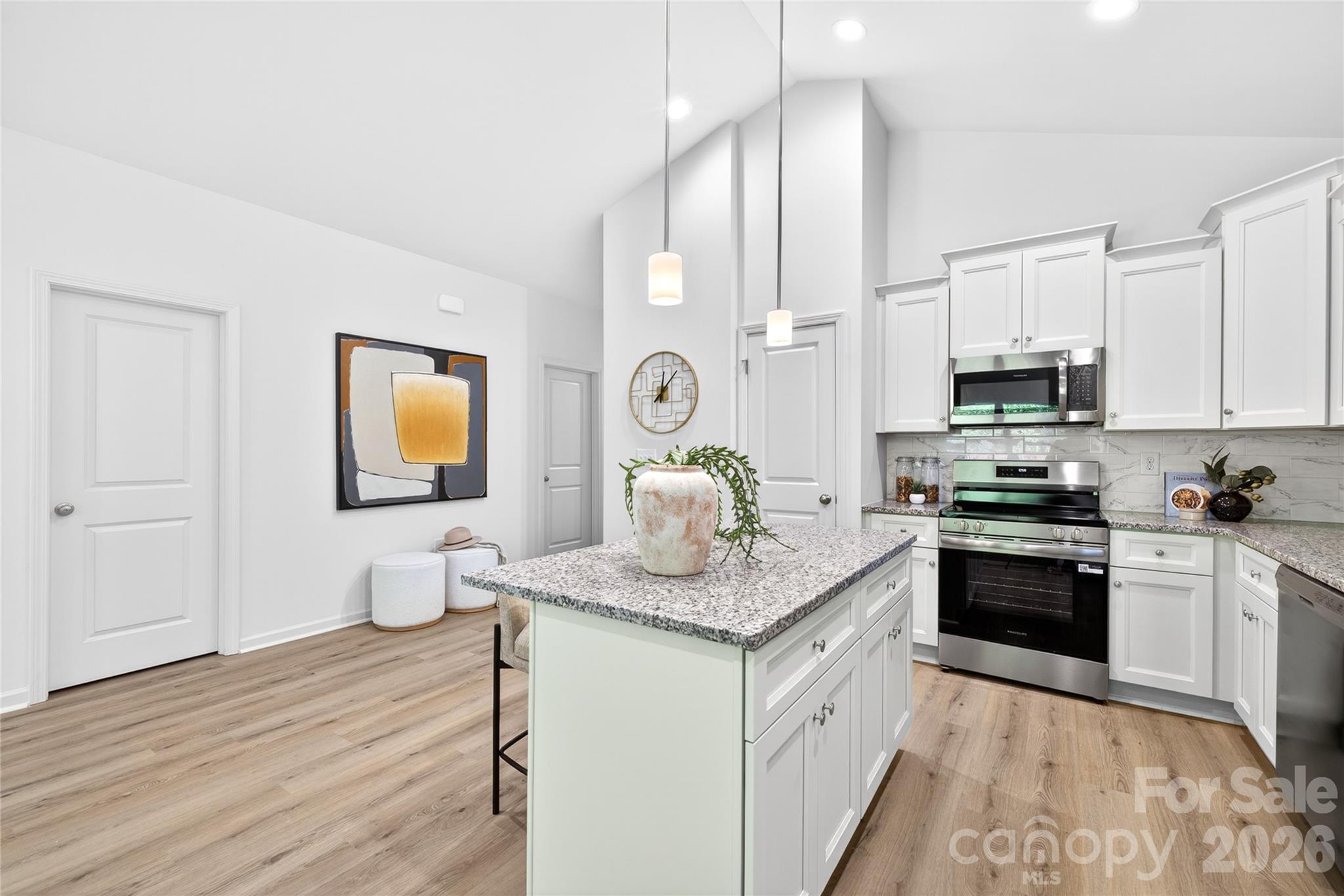 2111 S Gardner Street Property Photo 5
