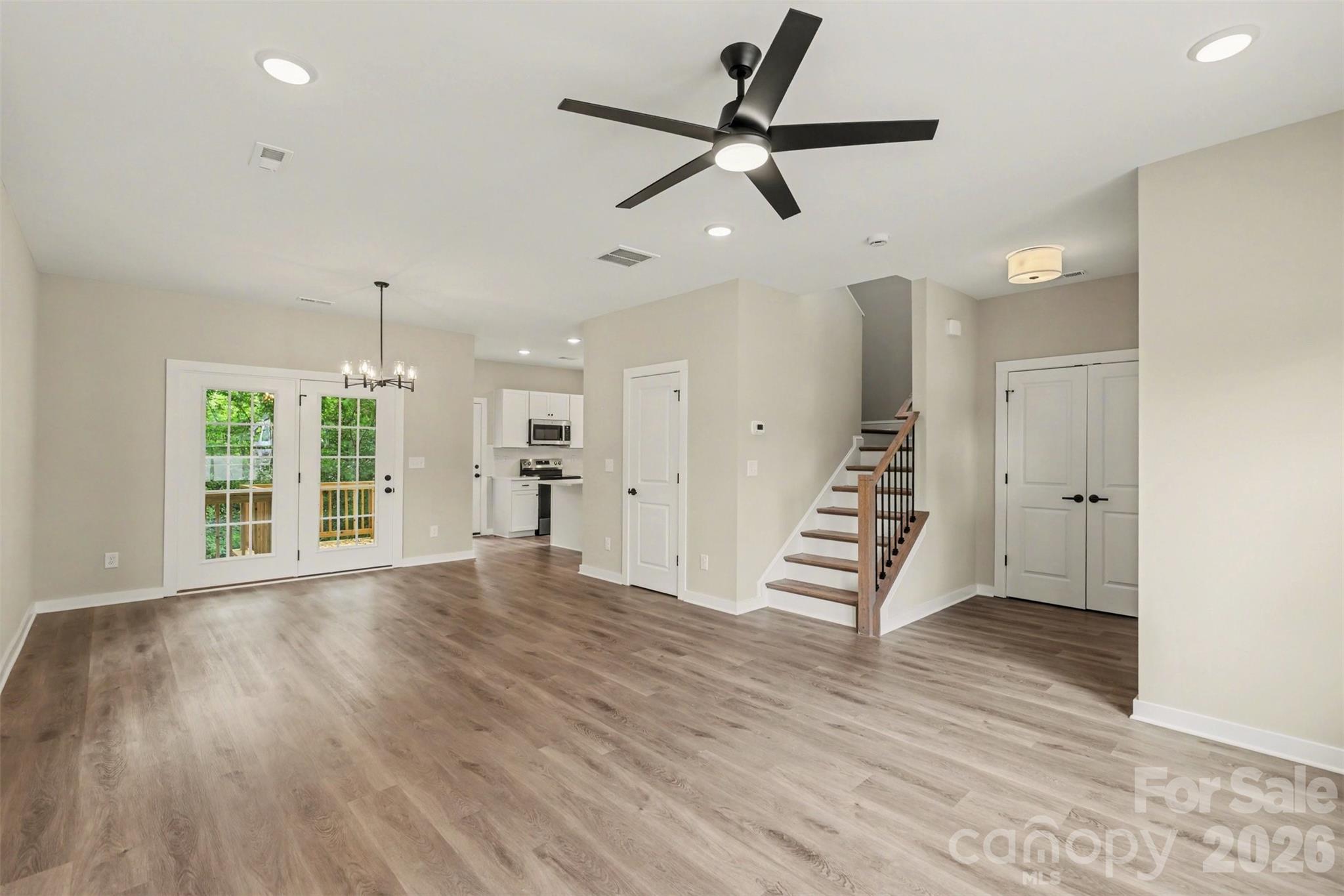 112 E Hilltop Drive Property Photo 5