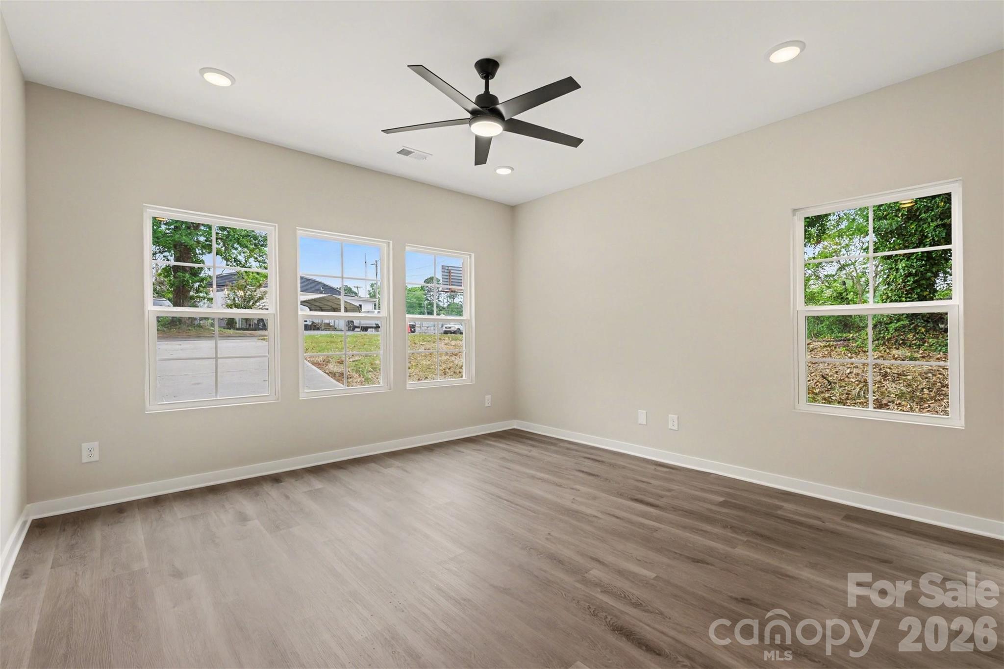 112 E Hilltop Drive Property Photo 6