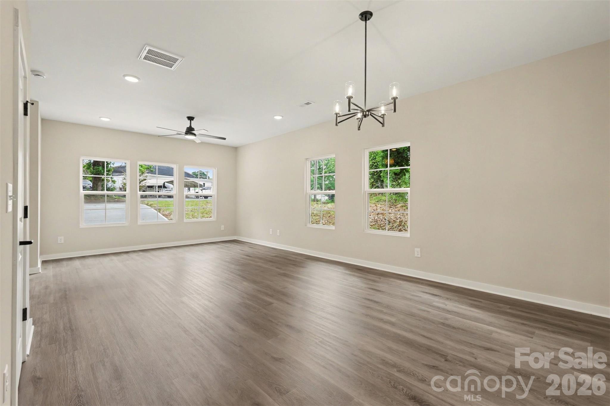 112 E Hilltop Drive Property Photo 7