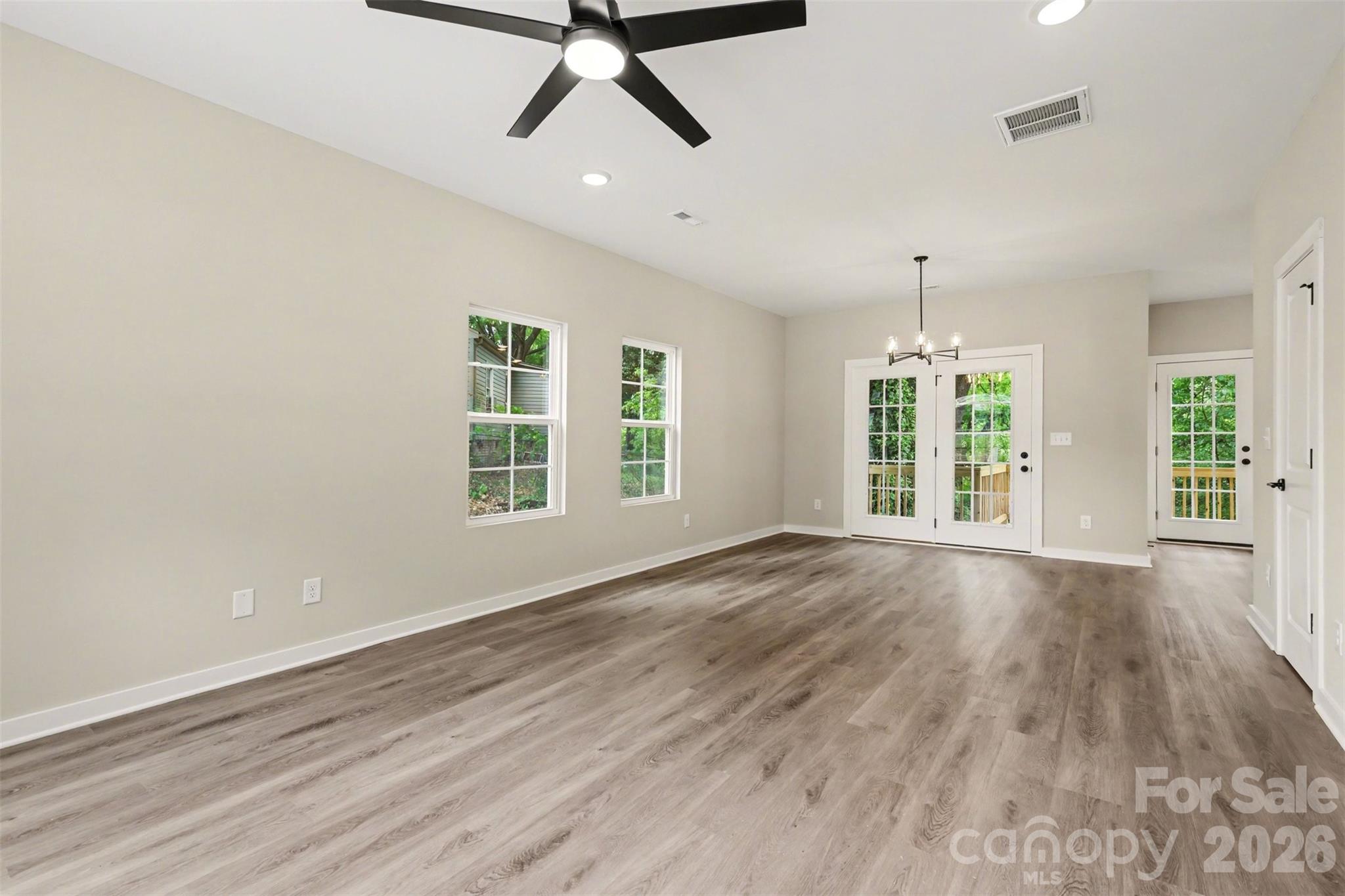 112 E Hilltop Drive Property Photo 8