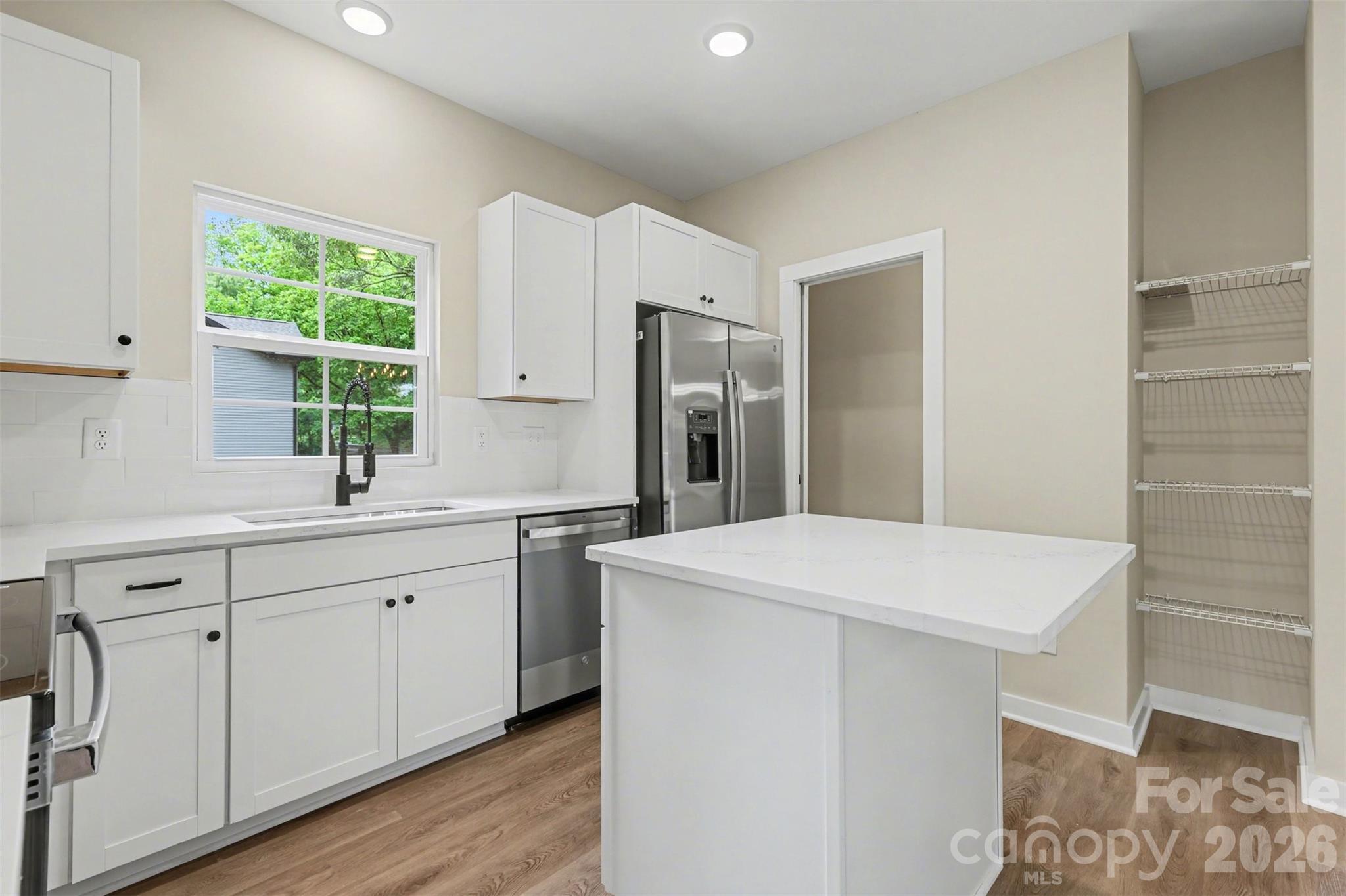 112 E Hilltop Drive Property Photo 11